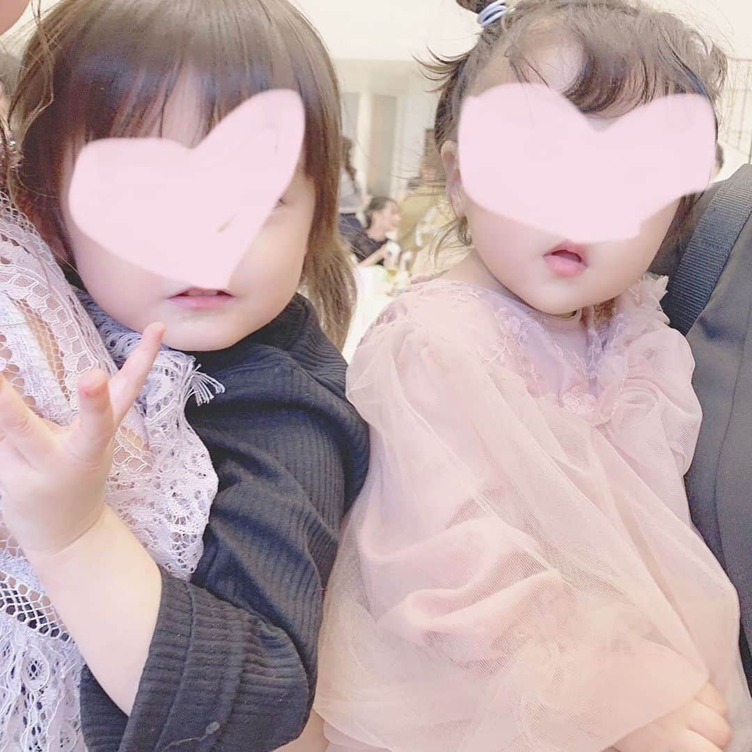 MISAさんのインスタグラム写真 - (MISAInstagram)「ㅤㅤㅤㅤㅤㅤㅤㅤㅤㅤㅤㅤㅤ 遅くなったけどりこちゃんとてんくんの 結婚式に招待して頂きました😭💜 子供たち連れてやし迷惑とかからんかなとか すごい不安やったんやけどみんなたくさん遊んでくれて せいちゃんるりちゃんにも会えて楽しかった👼🏻💕💕 ㅤㅤㅤㅤㅤㅤㅤㅤㅤㅤㅤㅤㅤ りこちゃん元々白くて天使みたいやのに ウエディングドレス着てるりこちゃんはもっともっと 綺麗で式場も全部が素晴らしくて素敵やった😭❤️❤️ 大変やったと思うのに子どもたちに プレゼントまで本間にありがとう🙇🏻‍♀️ ずっと仲良さそうに笑い合って話してる 2人見てたら幸せな気持ちになれました🥺💕 あんなに素敵な場に呼んでくれて本間にありがとう🐰💓 ㅤㅤㅤㅤㅤㅤㅤㅤㅤㅤㅤㅤㅤ これからも4人で幸せな家庭を築いていってね 本当におめでとう☺️💕💕 ㅤㅤㅤㅤㅤㅤㅤㅤㅤㅤㅤㅤㅤ  同じテーブルやったみんなも子どもたちのこと 見てくれて本間にありがとう😭助かりました😭❤️ バタバタやったから次はゆっくり大分観光がてら行きたいな〜🐰💓 ㅤㅤㅤㅤㅤㅤㅤㅤㅤㅤㅤㅤㅤ  沢山質問あったドレスはAmazonで 「結婚式　ドレス」で出てきたものです💕 Sサイズ、152cmで脛あたりの丈感でした💜 黒可愛い〜と思って黒にしたけど 淡いカラーのドレス着てる人結構いてめっちゃ可愛かった😳❤️ ㅤㅤㅤㅤㅤㅤㅤㅤㅤㅤㅤㅤㅤ 子どもたちの服は 娘ワンピース amazon 靴下、靴　西松屋 息子ロンパース　西松屋 靴　コンバース です💖 本当は息子もネットで頼んでたんやけど 間に合わなくて急遽西松屋で買いました😭 帽子とかついてて可愛かったんやけどなあ🥺 私が黒のドレスだったので子どもたちも 黒でまとめました☺️💕💕 ㅤㅤㅤㅤㅤㅤㅤㅤㅤㅤㅤㅤㅤ  ㅤㅤㅤㅤㅤㅤㅤㅤㅤㅤ ㅤㅤㅤㅤㅤㅤㅤㅤㅤㅤㅤㅤㅤ」10月31日 17時31分 - chatae._