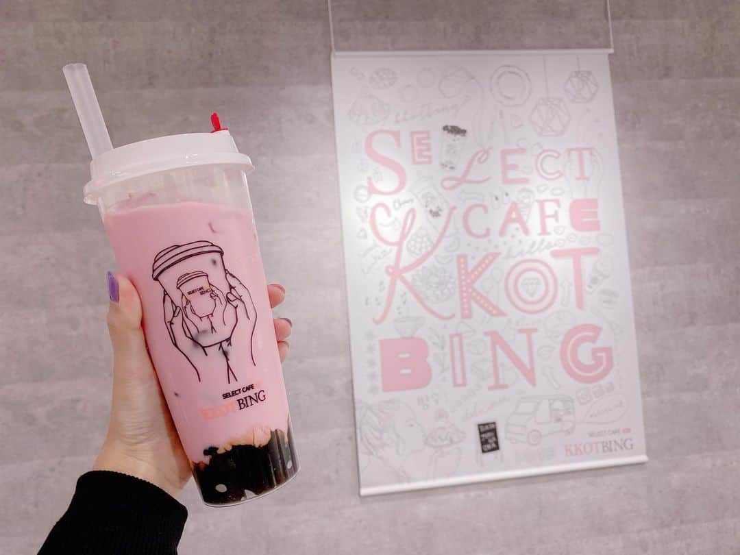 根岸愛のインスタグラム：「マークスタイラーの展示会で頂きました🥳 これ苺ミルクでなくて ローズミルクなの😳💕 とっても美味しかった🥳 #tapioca #rosemilk #drink #pink #selectcafekkotbing #タピオカ」