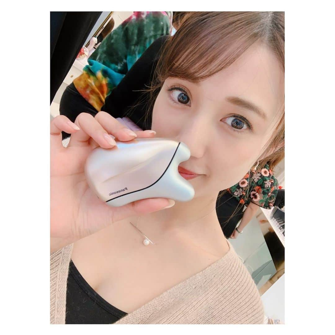 広瀬未花さんのインスタグラム写真 - (広瀬未花Instagram)「新商品の@panasonic_beauty ドレナージュ美顔器温感かっさ、早くもお気に入りの予感。。❤️ ・ 絶妙な温かさと、計算されたかっさのシェイプが身体にフィットして本当に心地よいです♪ デコルテもこれで温めながらマッサージして、リンパの流れをよくしたいと思います❤️ ・ 明日(11/1)発売予定✨ ・ ・ ちなみに、こちら銀座のpanasonic beautysalonでは、その他の美顔器などの商品を体験できるサロンなので、是非行ってみてね❤️ ・ ・ ［住所］〒104-0061　東京都中央区銀座5丁目5番9号オージオ銀座ビル1-4Ｆ ［営業時間］11:00～20：00（※年末年始12/31～1/3を除き不定休） 詳しくはHPにて 営業日などご確認下さい！ ・ ・ ・ ・ 美は一日にしてならず....w✨ Happy Halloween🎃 ・ ・ Knit/ @valmuer_official  jewelry/ @manorie.jewelry ・ ・ ・ ・ #パナソニックビューティー #温感かっさ #panasonicbeauty #beauty #new」10月31日 17時38分 - micahirose