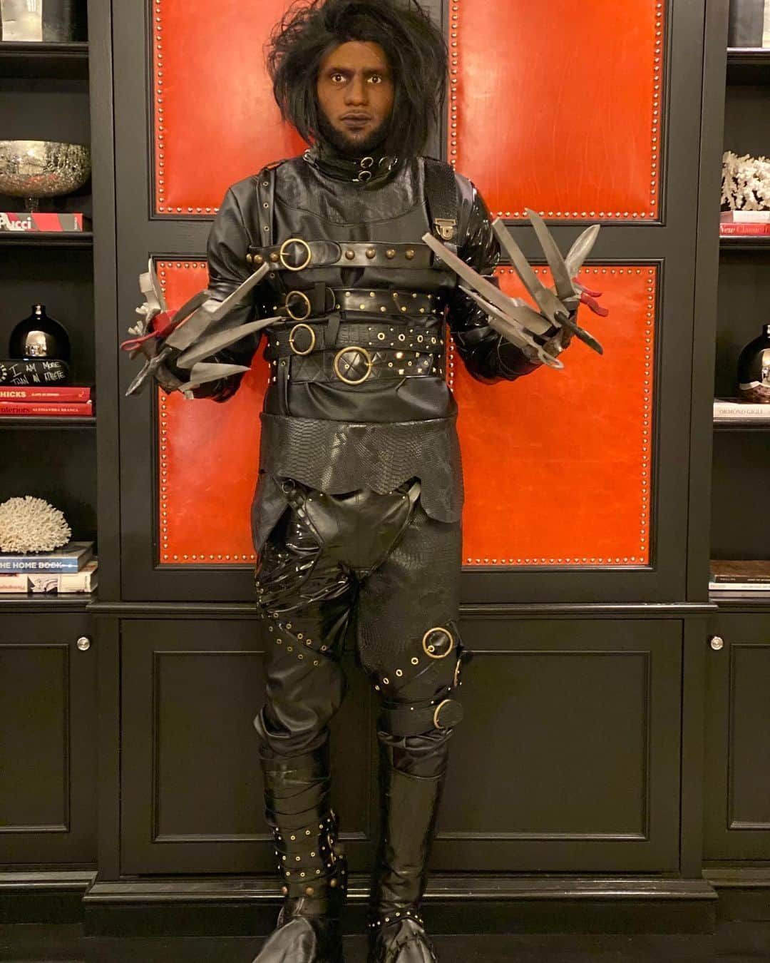 レブロン・ジェームズさんのインスタグラム写真 - (レブロン・ジェームズInstagram)「LeDward Scissorhands ⚔️ Happy Halloween beautiful people 👻💀🎃☠️🤡」10月31日 17時41分 - kingjames