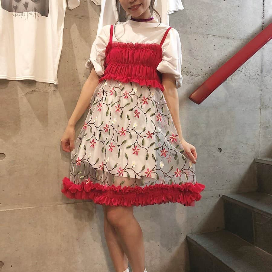 立花このみのインスタグラム：「. 👗👗👗 今回あたしが着た衣装は まゆがデザインしてくれたの♡ 神かよ🧚‍♀️ @mayu.211 . 大好きなお花がたくさん🌸 ありがとう♡ . . #fashion #舞台 #フクキタル #ozzu #服 #花柄ワンピース #デザイン #四方まゆ #天才 #デザイナー #ありがとう #❤️」