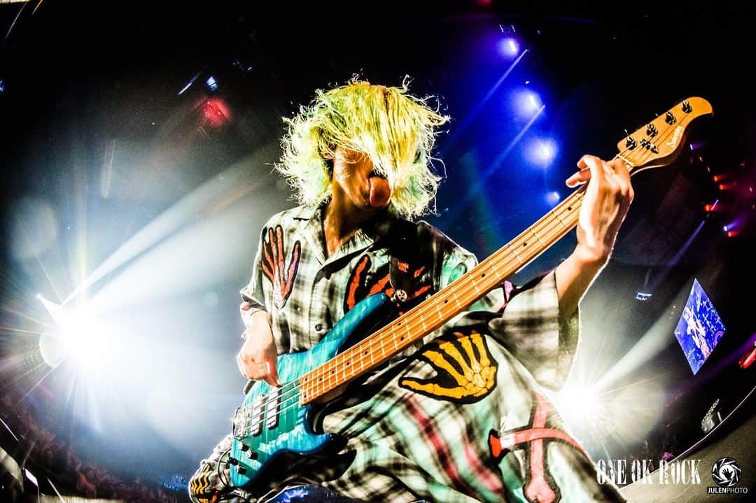 Julen Esteban-Pretelのインスタグラム：「@ryota_0809 during @oneokrockofficial’s show at Hiroshima Arena - Day 1 #ONEOKROCK #EyeOfTheStorm #JapanTour #JulenPhoto #TOURDREAMS」