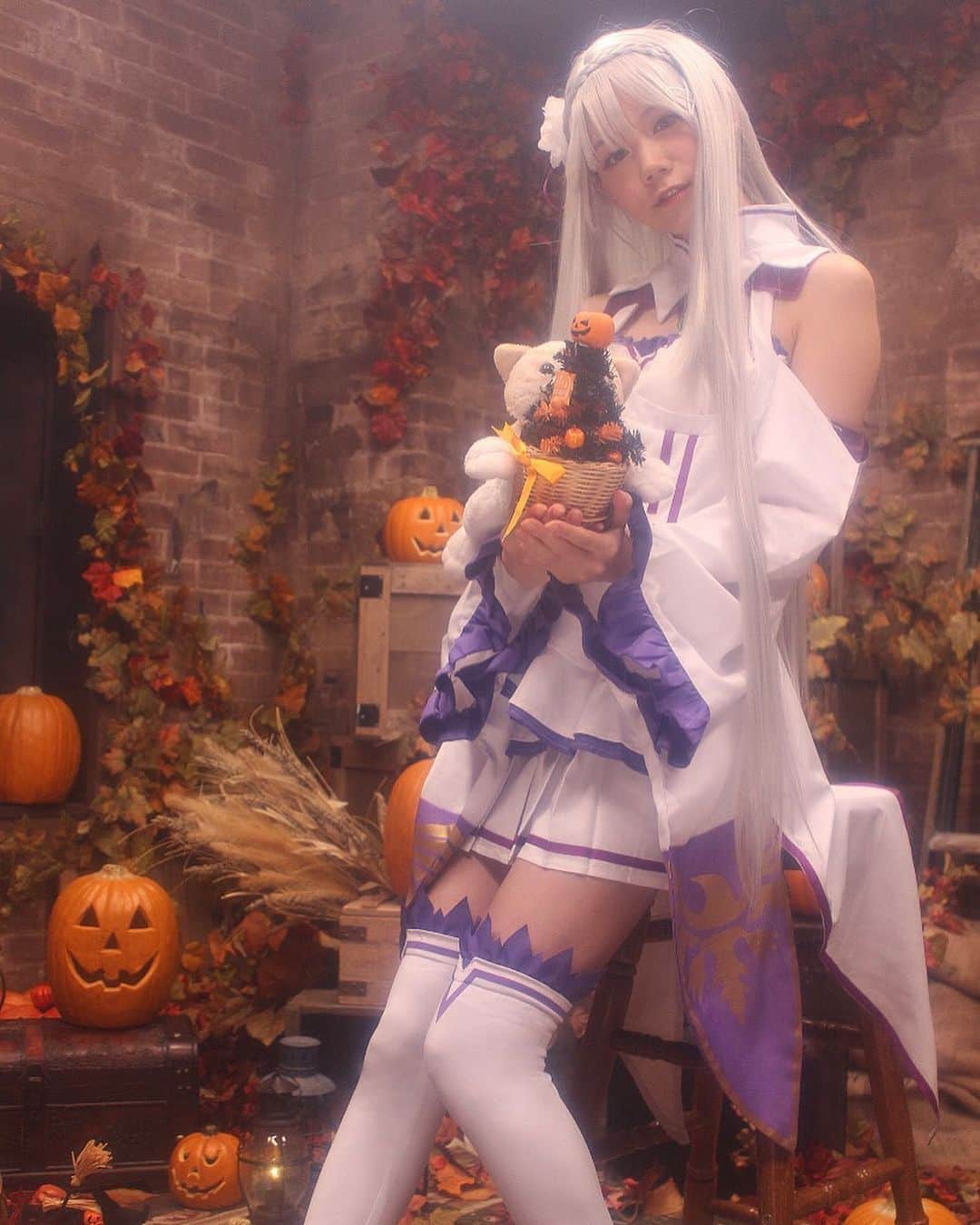 千田麻実のインスタグラム：「Happy Halloween💉🧛🏻‍♀️💉⠀ ⠀ ‪今年は人生初のコスプレに挑戦してみました！⠀ 大好きなアニメ、リゼロのエミリアたんんん！⠀ パックもいるよ〜〜〜！笑⠀⠀⠀⠀‬ ⠀ どう、、でしょう、、か？⠀ ⠀ ‪#reゼロから始める異世界生活 ⠀ #reゼロ  #エミリア #パック 😼⠀ #コスプレ  #halloween #healloween2019 ‬」