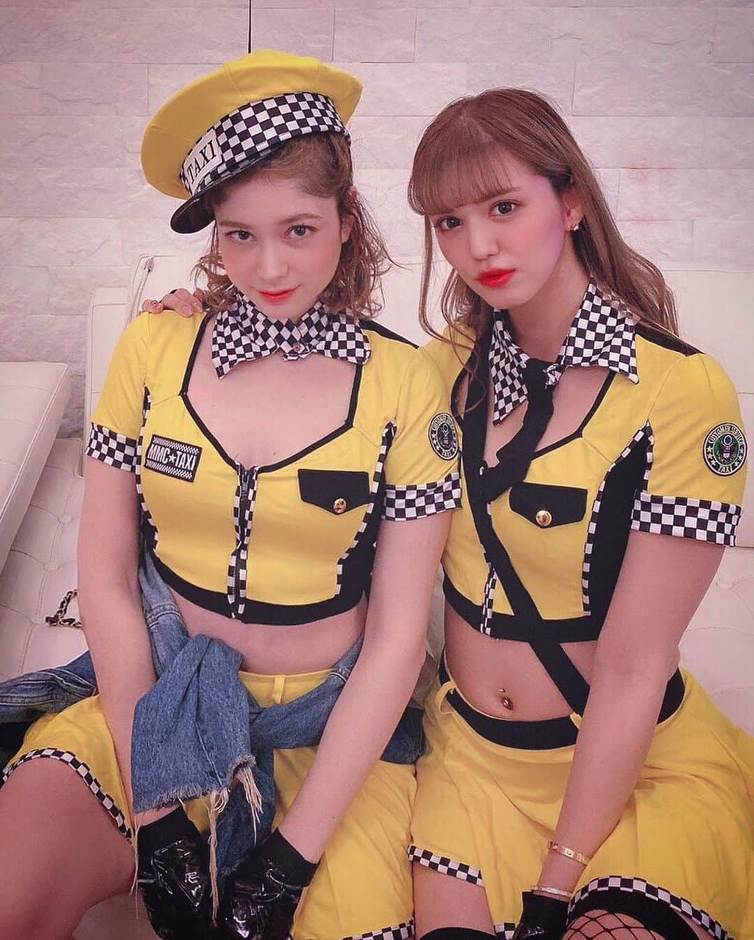 のインスタグラム：「ハッピーハロウィン🎃🎃🎃 @saracchidayo プロデュースのコスプレ👗お揃いで着たよー💕細部までこだわっててぜーんぶ可愛かった💕  チャイナドレスやバニーちゃんなんかもあるよ🐰💕ドンキで売ってるので今日繰り出す人は是非買ってみてねん☺️ #ハッピーハロウィン #ハロウィン #セーラームーン #セーラーマーズ #セーラー戦士 #セーラー服 #sailormoon #sailormooncosplay #コスプレ #コスプレイヤーさんと繋がりたい #🎃 #👻」