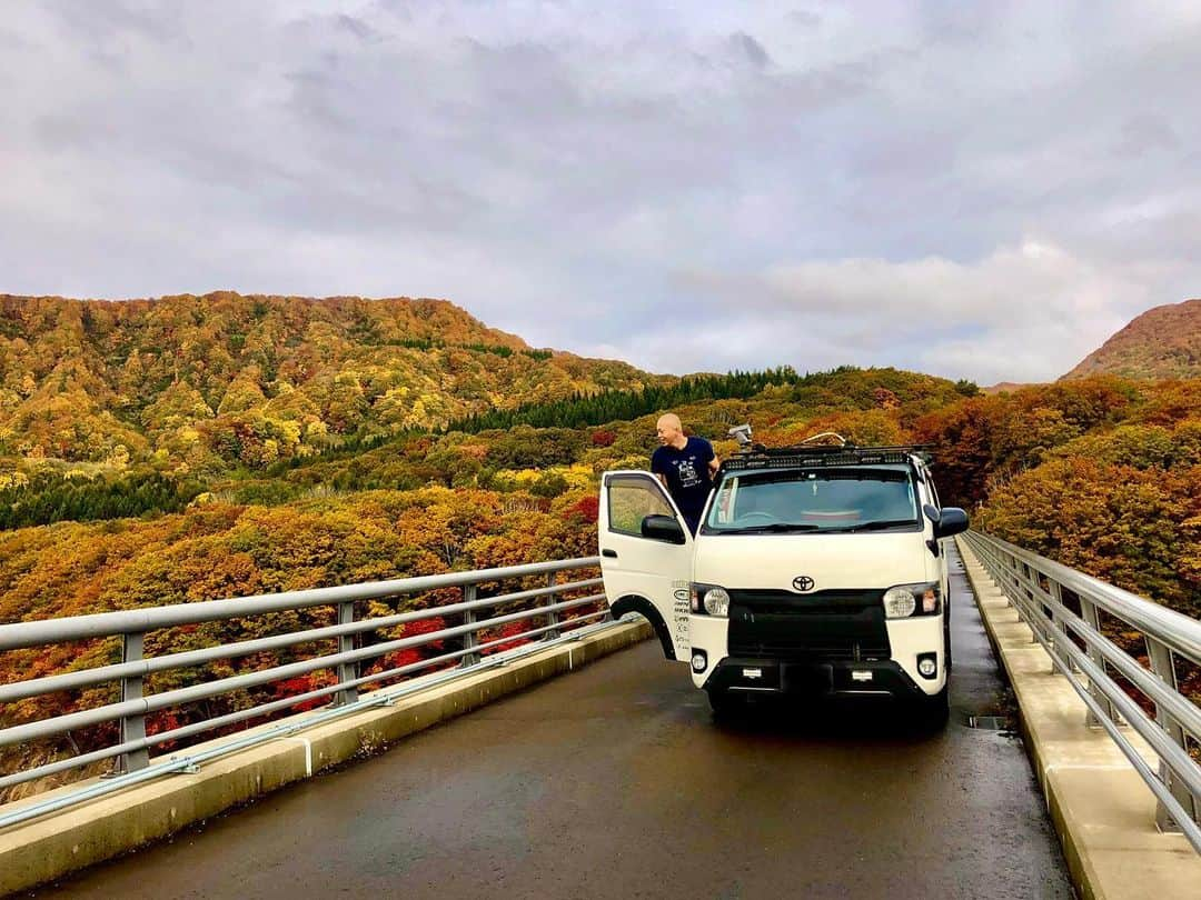 矢澤一輝さんのインスタグラム写真 - (矢澤一輝Instagram)「. 橋の上から川チェック  #絶景 #日本の絶景 #ハイエース #ハイエース200系 #ハイエースのある生活 #車中泊 #車 #キャンプ #バーベキュー #アスリート #スポーツ #カヌーのお兄さん #カヌー #アウトドア  #紅葉 #写真 #撮影 #カヤック #ラフティング #ヨガ #サップヨガ #大自然 #フレックスドリーム #flexdream #ハイエースのお兄さん #バンライフ #車泊 #キャンピングカー #キャンパー #ハロウィン ぽい色合い」10月31日 17時52分 - kazukiyazawa