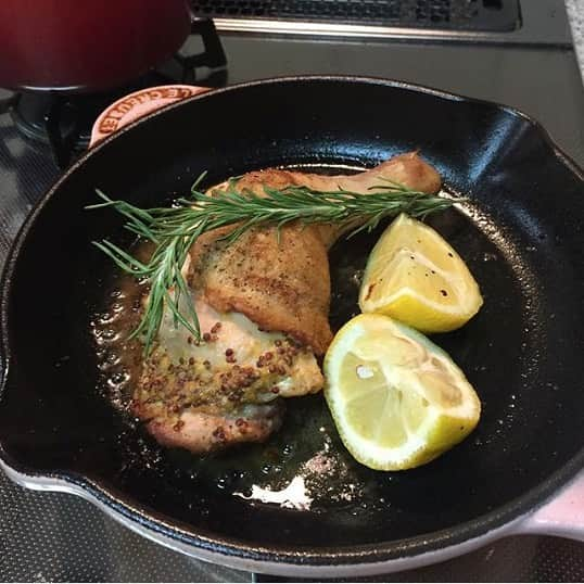 Le Creuset Japon　ル・クルーゼ ジャポンさんのインスタグラム写真 - (Le Creuset Japon　ル・クルーゼ ジャポンInstagram)「お肉をローストすると、一気にごちそう感がでますよね！ル・クルーゼアンバサダー春木由利子さん @yuris_cooking_studio  の“鶏もも肉のロースト“。ワインソムリエでチーズプロフェッショナルでもある春木さんは、東京のご自宅と長野県八ヶ岳でおもてなし料理の教室を主宰されています。チーズとワインは、選び方や盛り付け方から深く学べるんだそう。ローストしたお肉にも、美味しいワインやチーズを合わせたいですね。 . #ルクルーゼ #lecreuset #ルクルーゼアンバサダー #アンバサダー #シンプルクッキング #お料理教室 #クッキングラム #cookingram #手料理 #おうちごはん  #うつわ #器 #器好き  #デリスタグラム #ワインソムリエ #チーズ #ワイン #チキン #チキンロースト #鶏もも肉」10月31日 18時01分 - lecreusetjapon