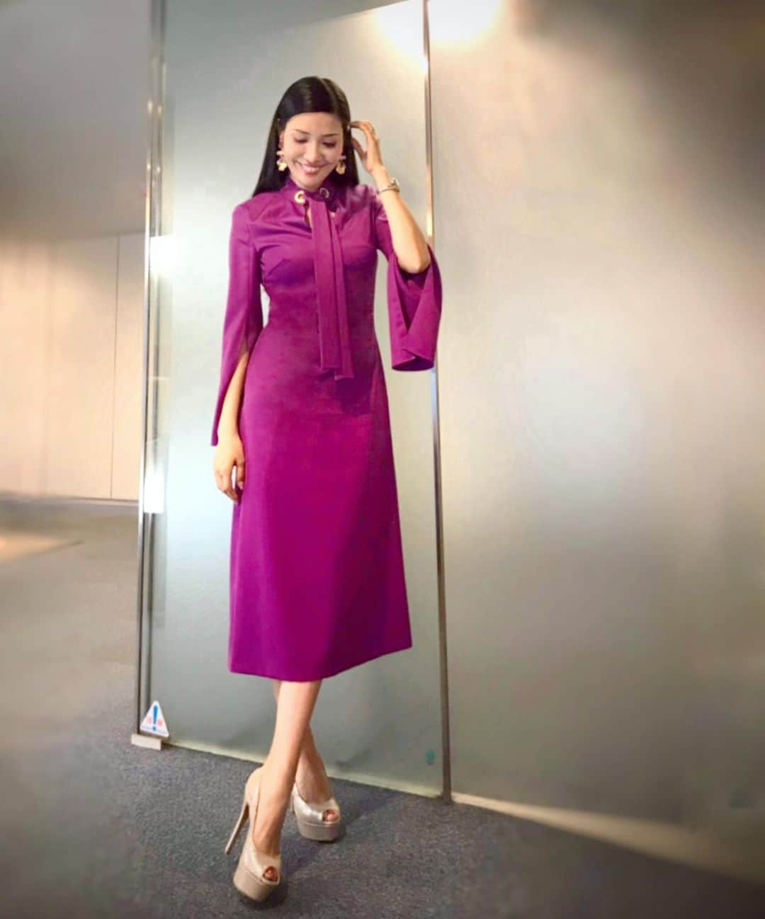 アンミカさんのインスタグラム写真 - (アンミカInstagram)「紫は、私の心に元気をくれる色✨ @escadaofficial のワンピは知的なデザインのハトメ穴がツボ💜 。 #たまにストレートヘアにするのも楽しい✨ #紫の服の際はメイクは肌ツヤ重視でアイメイクはシックにして色を使わずに。 ワンピ　　#escada 靴 　#revk アクセ　　#abiste  #fashion #ahnmika #purple #autumncode」10月31日 17時59分 - ahnmikaofficial