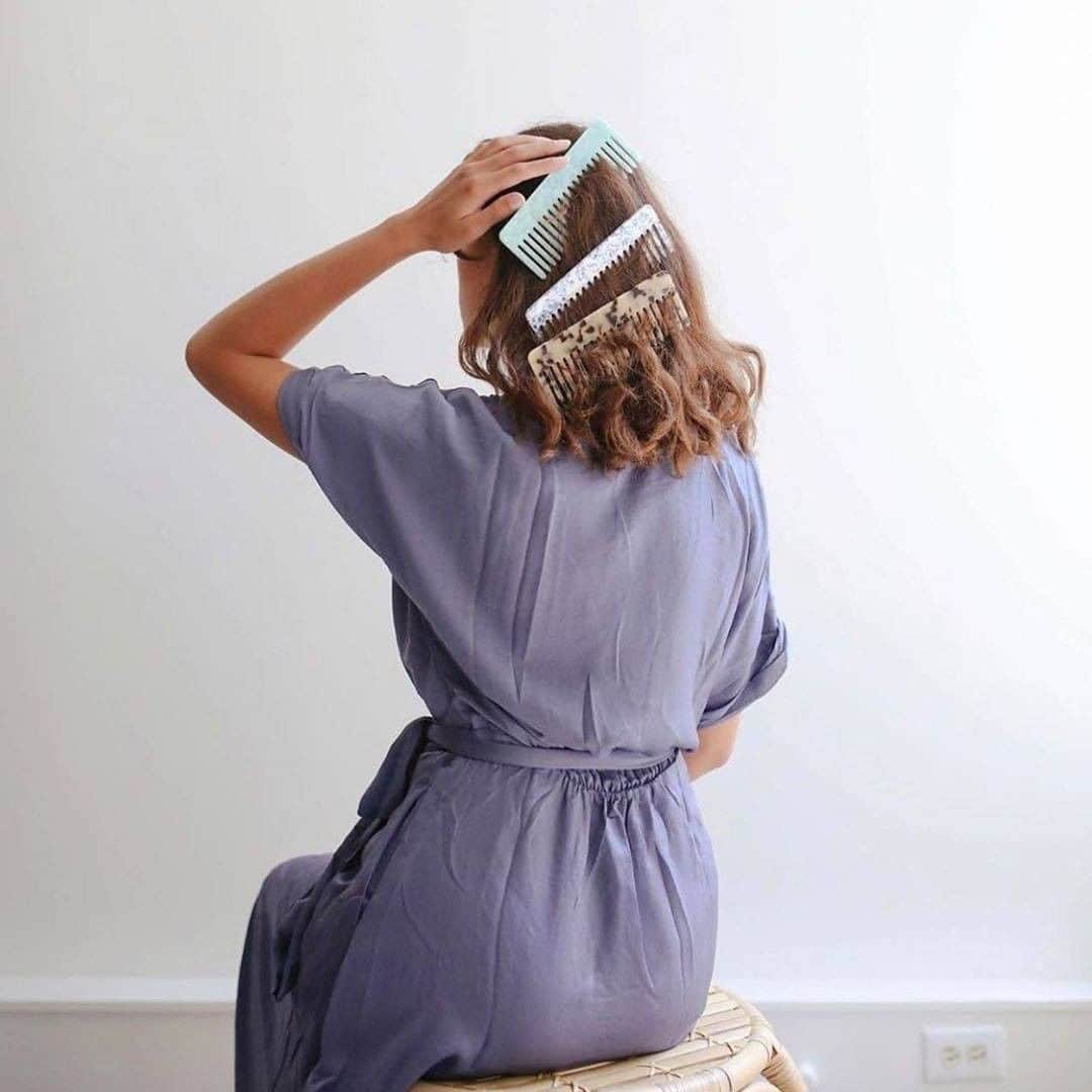のインスタグラム：「日本未上陸の注目ヘアアクセブランド . コスパブランドからセレブヘアを完コピできる本格派まで、注目すべき日本未上陸のヘアアクセブランドをご紹介💁🏻‍♀つけるだけでおしゃれヘアが完成する、未上陸アイテムを今すぐチェック！👀 . 💄「MACHETE（マチェーテ)」 @shopmachete 🌍US . アメリカ・アトランタ発の「MACHETE（マチェーテ）」は、素髪につけてヌケ感が演出できそうなべっこう柄やチェック柄のアクセがシグニチャー♡ビンテージジュエリーにインスパイアされたという、どこかなつかしいムードのバレッタやクリップがラインアップし、バレッタと同素材のコーム（$35）もとびきりおしゃれ！👀　サステナビリティへのこだわりが強く、製品には石油ベースの材料に代わる環境に優しい素材を使用、アートや女性ののための様々な財団への寄付も行っているそう🌍 . #ellegirl #ellegirlbeauty #日本未上陸 #ヘアアクセサリー #ヘアアクセ #ヘアアレンジ #ヘアアレンジ簡単 #べっこう柄 #べっこう #バレッタ #バレッタアレンジ #チェック #チェック柄 #コーム #ヘアクリップ #ヘアクリップアレンジ #サステナビリティ #サステナブル #サステナブルファッション #sustainable」