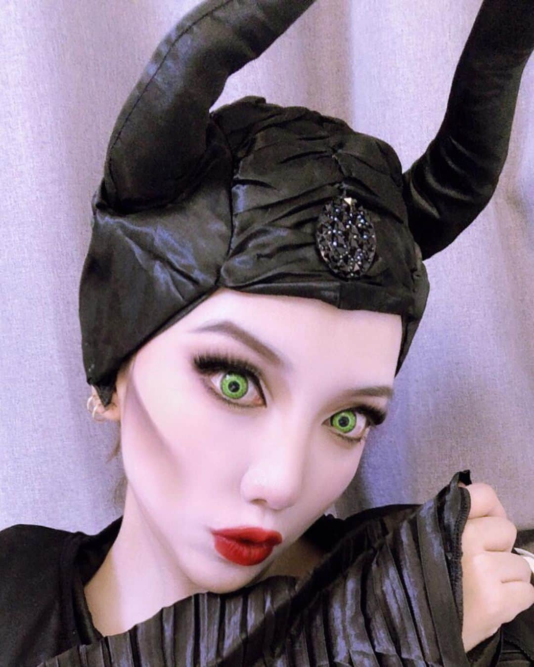 ざわちんさんのインスタグラム写真 - (ざわちんInstagram)「🎃Happy Halloween🎃  今年はマレフィセント‼️ 頬骨特殊メイクしようと したけど頬に傷できちゃって メイクオンリーで😂💧 コスチュームもギリギリに 頼んだからベストなのが 間に合わずクオリティ 低めになっちゃったのが 残念やけどまぁいっか🤣  みんなは今年のハロウィン どんな感じー？？✨ #マレフィセント #マレフィセント2 #マレフィセントメイク #マレフィセントコスプレ  #アンジェリーナジョリー #ハッピーハロウィン #ものまねメイクじゃないよ」10月31日 18時11分 - zawachin__0816