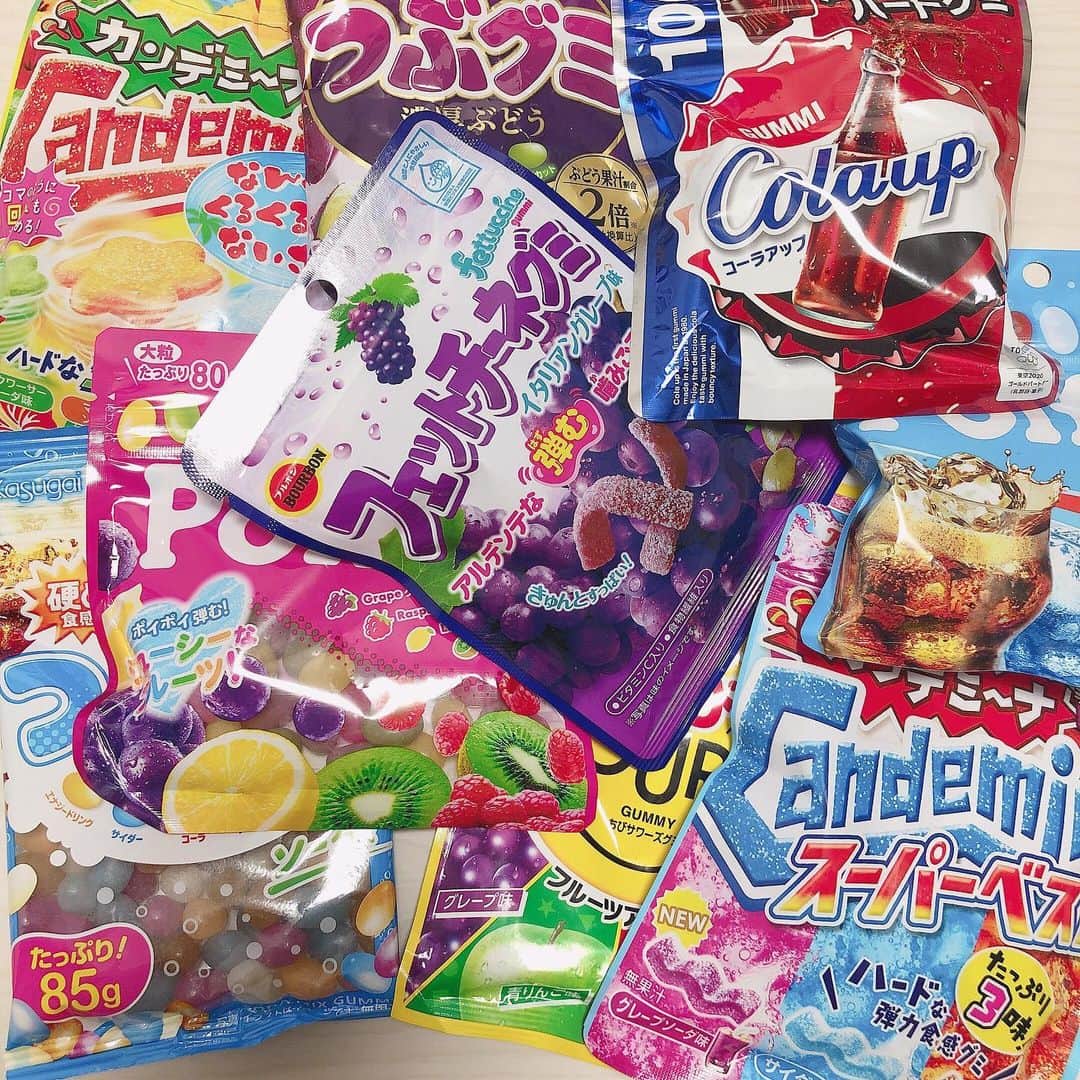 荒井優希さんのインスタグラム写真 - (荒井優希Instagram)「🍬🍬🍬 だーいすきなグミ👻（ @saitomakiko628 ）から大量にいただきました💓毎日食べてます！でもね！もうすぐなくなっちゃう🥺まきちゃん🥺おしりさんに食べられちゃうの😢」10月31日 18時05分 - araiyuki57