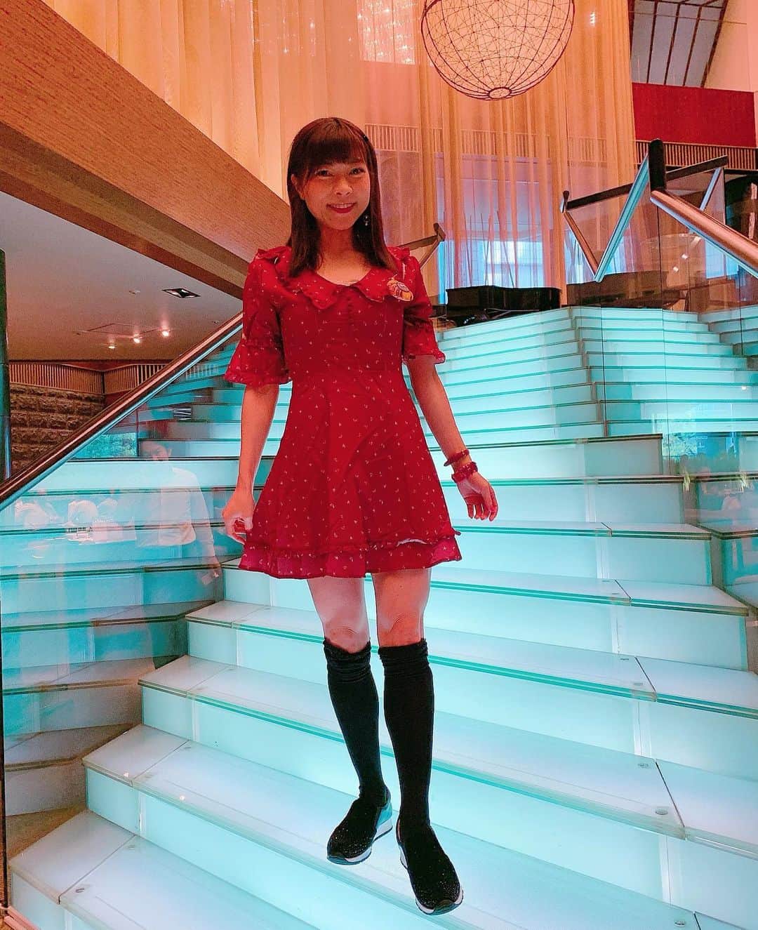 のインスタグラム：「Happy halloween❤️❤️❤️(o^^o) . ハロウィン🎃👻🎃🎃🎃は、昨日ジムですでにハロウィン🎃やりましたぁぁー💓🎀楽しかった❤️ . コーディネートは、昨日あゆみさんが撮ってくれたぁ💓🎀 @anyeeofficial  Anyeeさんのワンピースだよぉー❤️ 襟が大きめで、制服っぽくて好き❤️ .  shoesは、デオーチョアデオーチョさんの♪　（@de_ocho_a_de_ocho　） . 2019年秋冬の新作シューズでーす❤️ . . .  #今日のメイク #ファッション #旅インスタグラマー #インスタグラマー #旅ブロガー #ファッション #ファッションコーデ  #ファッション好き　#今日のコーデ　#今日のコーディネート　#ブロガー #時計好き #旅インスタグラマー #ファッションブロガー #インフルエンサー #コーディネート　#アクセサリー　#今日のファッション #ファッション大好き #秋コーデ #モデル #読者モデル」