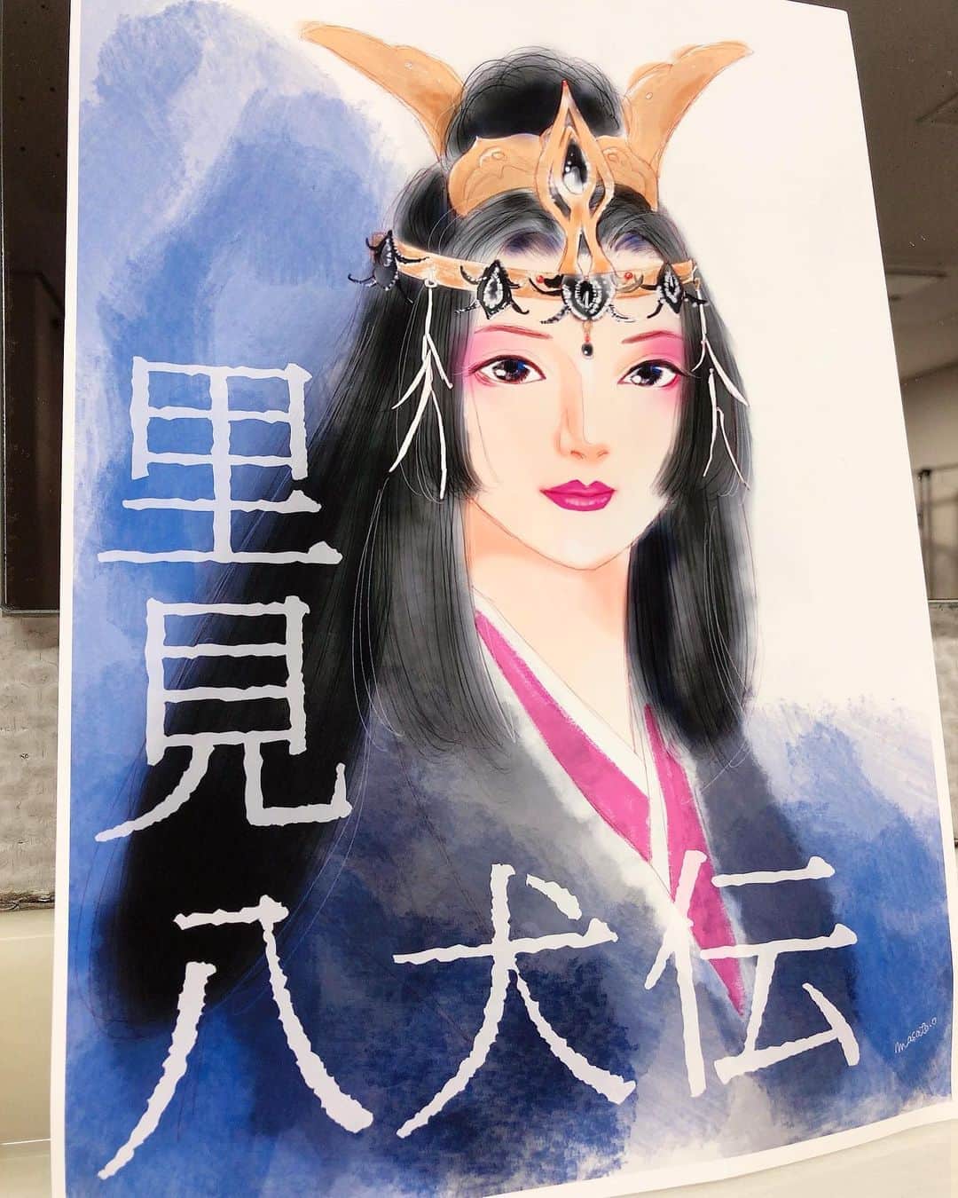 白羽ゆりのインスタグラム：「こちらファンの方から頂いた寄せ書き。 裏側にはたくさんのメッセージが！  玉梓です。 ずっと楽屋に飾ってました。  いつも応援して下さりありがとうございます。全てを紹介するのは難しいですが、お花やお手紙本当にありがとうございます！！ さぁ、もうすぐ大阪公演。 おなじみ梅田芸術劇場！！ 11月2.3日。  関西の皆さま、お待ちしてます✨✨」