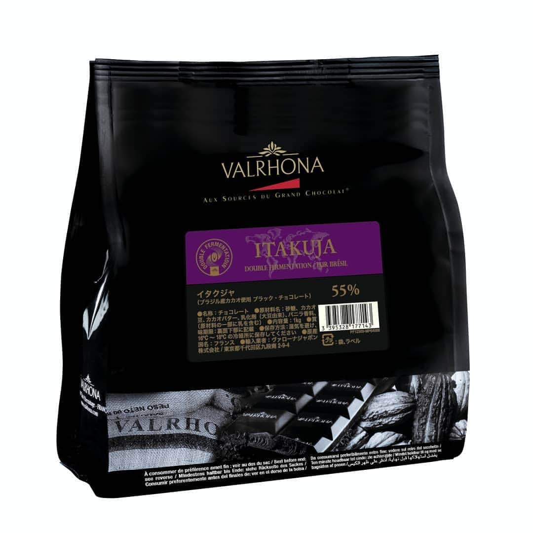 ショコラ de イースター by Valrhonaさんのインスタグラム写真 - (ショコラ de イースター by ValrhonaInstagram)「ブラジル産カカオを使用した「イタクジャ」  自然発酵後に、カカオ豆にフルーツの果肉を加え、二重発酵を行うヴァローナ独自の技術により、フルーツ感を増強。はっきりと感じられるパッションフルーツの風味と最高級カカオの融合をご堪能ください。  #ヴァローナ #ヴァローナジャポン #パティシエ #パティスリー #チョコレート #デザート #クーベルチュール #エコールヴァローナ東京 #イタクジャ #ショコラ #ショコラティエ #ショコラトリー #valrhona #valrhonajapon  #valrhonachocolate  #plateddessert #pastrycreation #itakuja #chocolatier #chocolat」10月31日 18時13分 - valrhonajapon