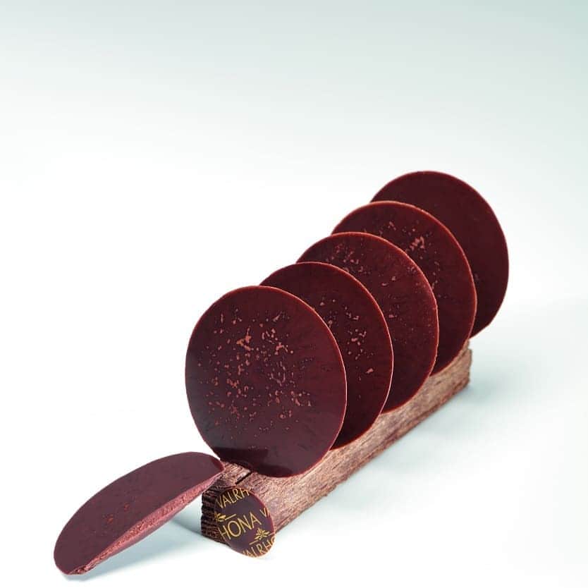 ショコラ de イースター by Valrhonaさんのインスタグラム写真 - (ショコラ de イースター by ValrhonaInstagram)「ブラジル産カカオを使用した「イタクジャ」  自然発酵後に、カカオ豆にフルーツの果肉を加え、二重発酵を行うヴァローナ独自の技術により、フルーツ感を増強。はっきりと感じられるパッションフルーツの風味と最高級カカオの融合をご堪能ください。  #ヴァローナ #ヴァローナジャポン #パティシエ #パティスリー #チョコレート #デザート #クーベルチュール #エコールヴァローナ東京 #イタクジャ #ショコラ #ショコラティエ #ショコラトリー #valrhona #valrhonajapon  #valrhonachocolate  #plateddessert #pastrycreation #itakuja #chocolatier #chocolat」10月31日 18時13分 - valrhonajapon