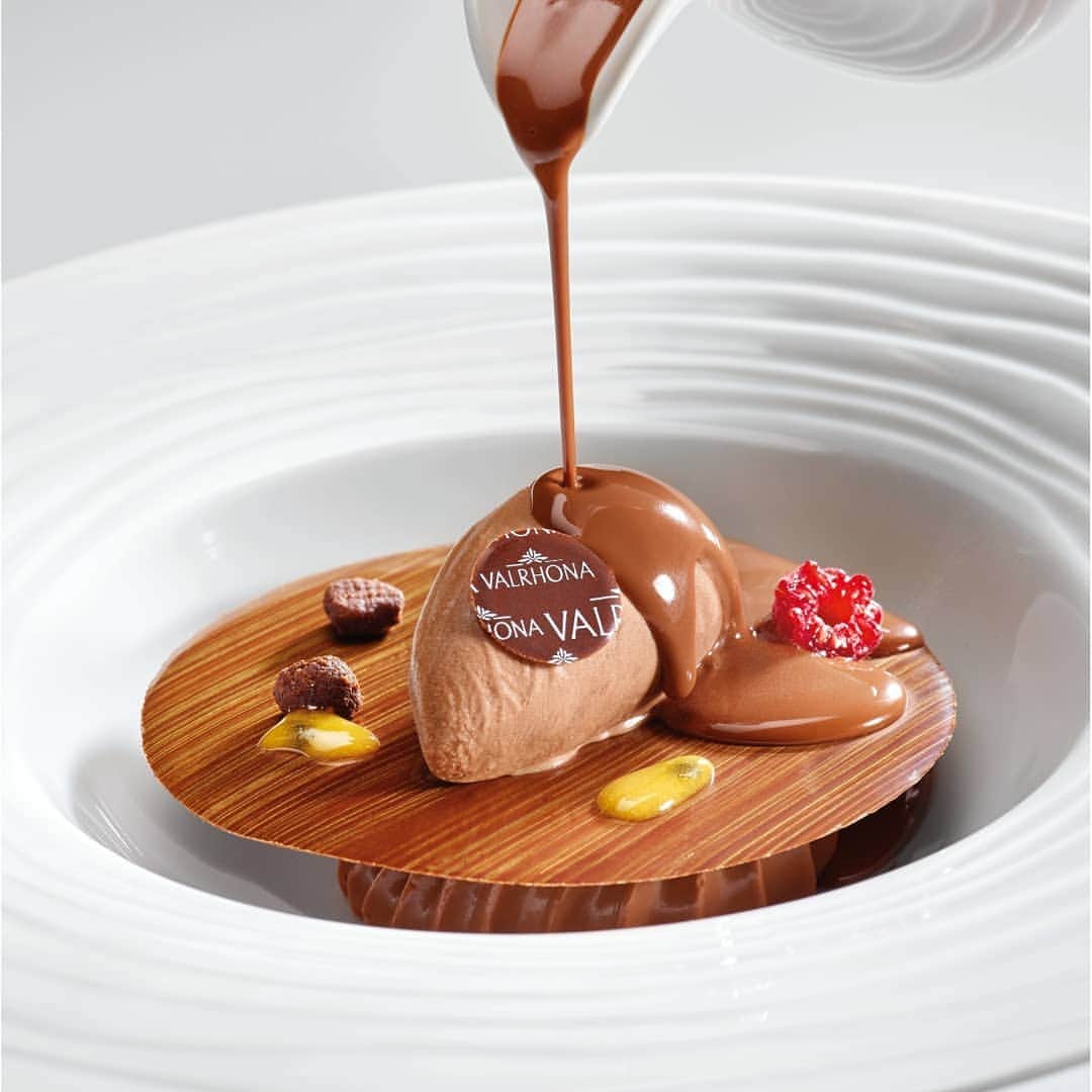 ショコラ de イースター by Valrhonaさんのインスタグラム写真 - (ショコラ de イースター by ValrhonaInstagram)「ブラジル産カカオを使用した「イタクジャ」  自然発酵後に、カカオ豆にフルーツの果肉を加え、二重発酵を行うヴァローナ独自の技術により、フルーツ感を増強。はっきりと感じられるパッションフルーツの風味と最高級カカオの融合をご堪能ください。  #ヴァローナ #ヴァローナジャポン #パティシエ #パティスリー #チョコレート #デザート #クーベルチュール #エコールヴァローナ東京 #イタクジャ #ショコラ #ショコラティエ #ショコラトリー #valrhona #valrhonajapon  #valrhonachocolate  #plateddessert #pastrycreation #itakuja #chocolatier #chocolat」10月31日 18時13分 - valrhonajapon