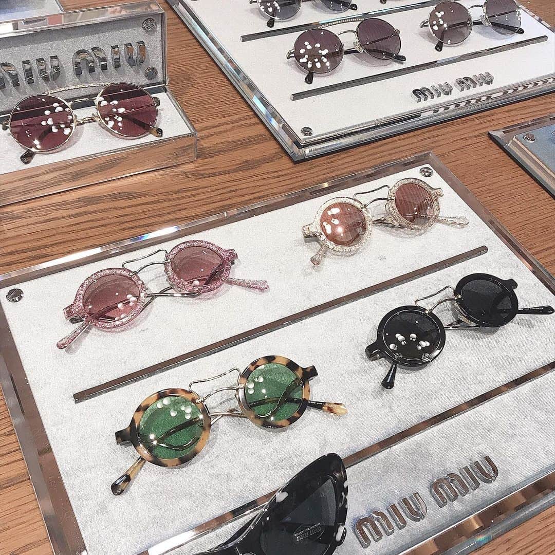 粟津麻依さんのインスタグラム写真 - (粟津麻依Instagram)「LUXOTTICA JAPANの展示会で沢山のサングラスを試着しました！  キャッツアイ型のサングラスが今年の気分で、CHANELはめちゃくちゃツボでした。発売したら買うぞ〜〜。 私は美容の為にオールシーズン、サングラスかけてます。 瞳から紫外線が入るしね！  #sunglasseseveryday #今日どのサングラス」10月31日 18時13分 - awatsumai