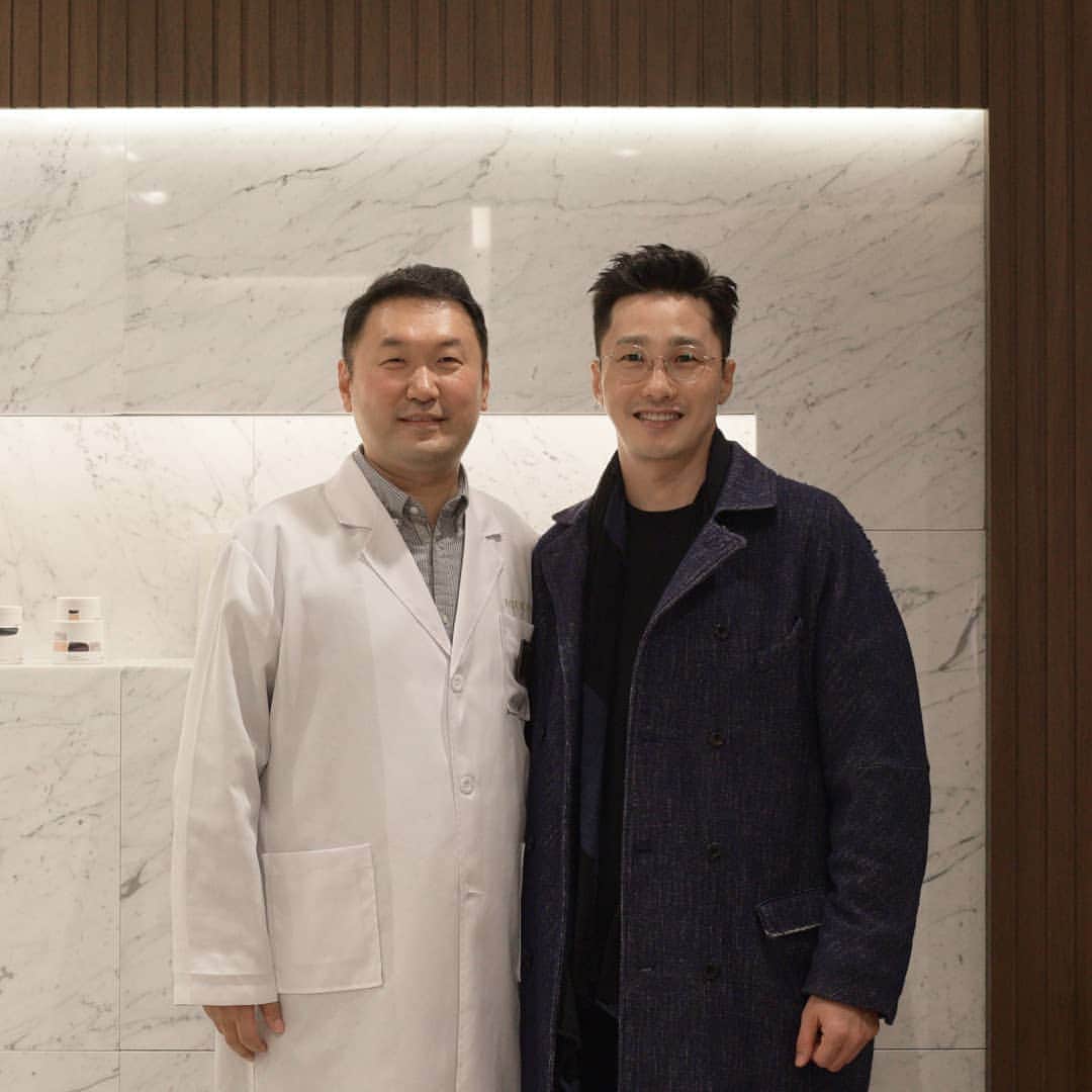 ファン・ドンジュのインスタグラム：「그동안 방치해둔 관리시작!!! 메디컬오한의원!!!^^ 고등동창 친구 동훈이!!! 친구가 직접 개발한 스킨케어제품과 집중관리로  광채피부 만들기 시작!!!^^ㅎㅎㅎ 해결되지않던 기미치료...화이트닝...글구 건강하고 젊어지는 동안피부!!!^^ 건강관리도 시작!!!^^ 넘 인상좋은 원장님!!!^^ #메디컬오 #메디컬오한의원  #하니술 #hanisul #건강관리 #피부관리 #친구」