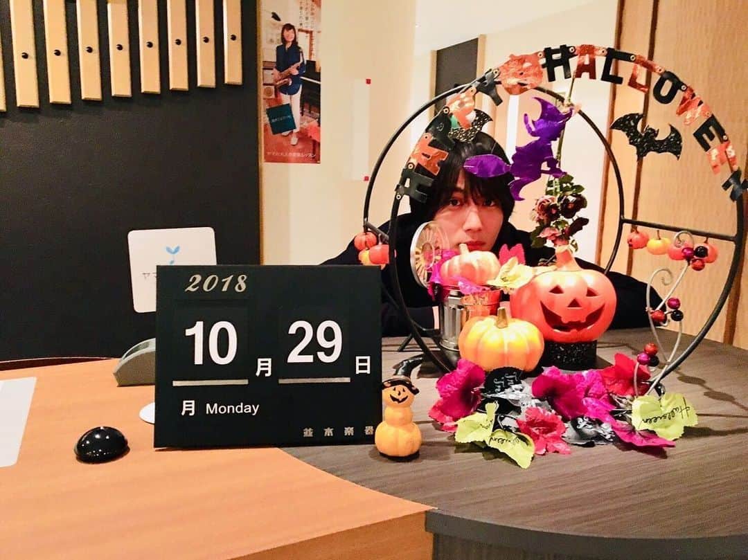 【公式】G線上のあなたと私のインスタグラム：「‪_﻿ 🎃👻🎃👻🎃👻🎃 ﻿ ‪🄷🄰🄿🄿🅈 🄷🄰🄻🄻🄾🅆🄴🄴🄽 ‬﻿ ﻿ ‪皆さんは、どんな #ハロウィン を‬﻿ ‪お過ごしですか？😆？﻿ ﻿ ‪#G線上チーム は本日も撮影中🎥‬﻿ ‪ #理人くん のハロウィンショットを💜‬﻿ ﻿ ‪#日付のズレはご容赦ください🙏🏻‬﻿ #音楽教室の飾りが季節ごとに変わってたのお気づきですか？？﻿ #知ってた方は #G線上マスター😎﻿ #美術さんの力作です😊﻿ ﻿ ‪#中川大志‬﻿ ‪#G線上のあなたと私 ‬﻿ ‪#11月5日第4話放送‬﻿ ﻿ ‪🎃👻🎃👻🎃👻🎃」