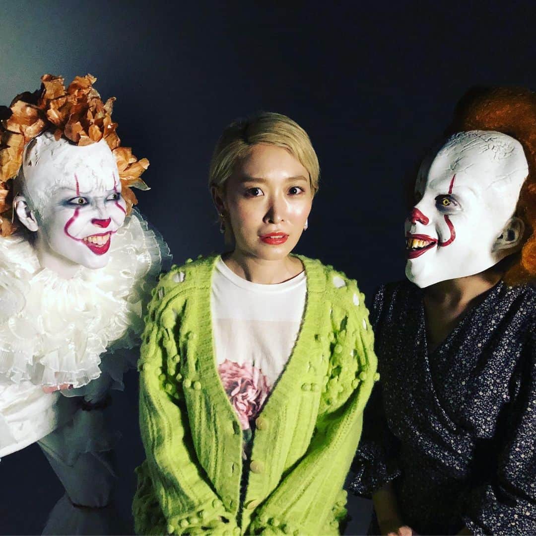 のインスタグラム：「Happy Halloween🎃！﻿ 今年はペニーワイズに囲まれる人でした🤡笑﻿ @hiroki_movie さんのチャンネルでショートムービー出演させてもらってます！﻿ ハロウィンの夜にぜひみてね👻💗﻿ #halloween #it #ハロウィン #イットそれが見えたら終わり #ペニーワイズ #youtubespacetokyo」