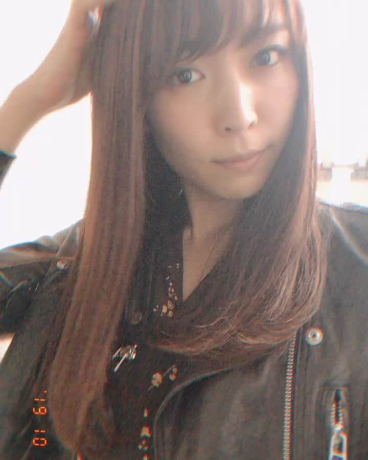 のインスタグラム：「久々に役作りの若作りで前髪つくった。 逆光で色もツヤも伝わらないけど、サラサラ感は伝わるかな、、、笑  #likobymaris #次はツヤツヤが伝わるように撮ります、ごめんなさい」