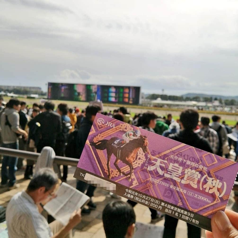 米倉れいなのインスタグラム：「, 詳しい人と行くと楽しい🐴 #競馬　#天皇賞　#馬かわいい」