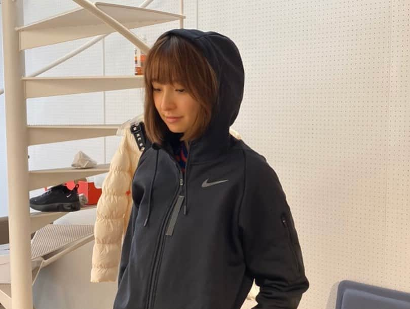 篠田麻里子さんのインスタグラム写真 - (篠田麻里子Instagram)「NIKEでオリジナルスニーカー👟作ってきました😌 カーキのエアーマックス欲しくてカスタム😘 久々にKびんさんにも会えて😚楽しかった〜 #nikeairmax #nike」10月31日 18時26分 - shinodamariko3