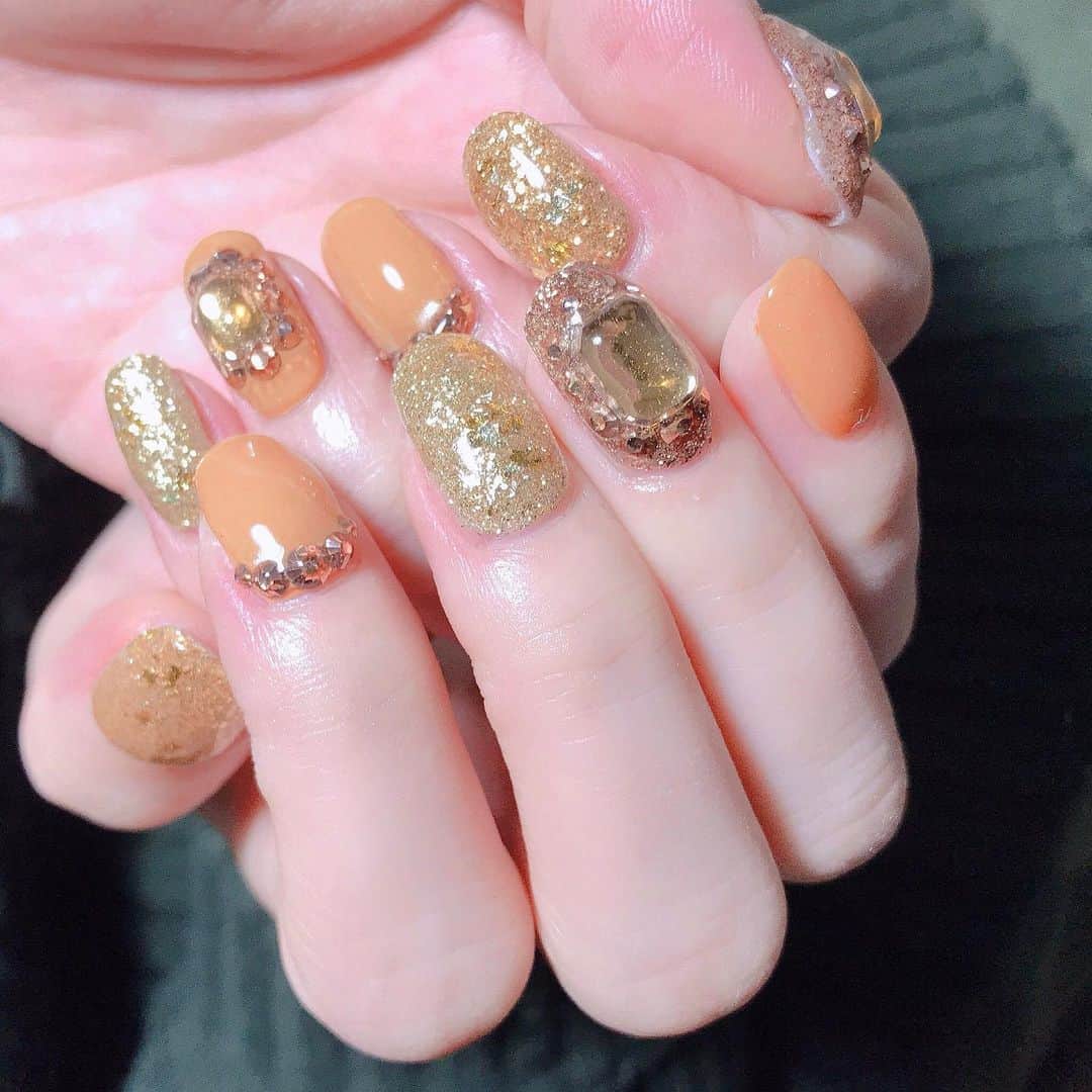 なかやまちえこのインスタグラム：「秋色ネイル🍂 #nail #nails #nailart #ネイル #美甲 #ネイルアート  #clou #nagel #ongle #ongles #unghia #japanesenailart #manucure #네일 #젤네일 #네일아트 #네일리스트 #japanesenails #manicurist #gelnails #أظافر #goldnails #グリッターネイル #glitternails #きゃりー ちゃん PremDoll B29 ラメは私物、MirrorFlake gold」