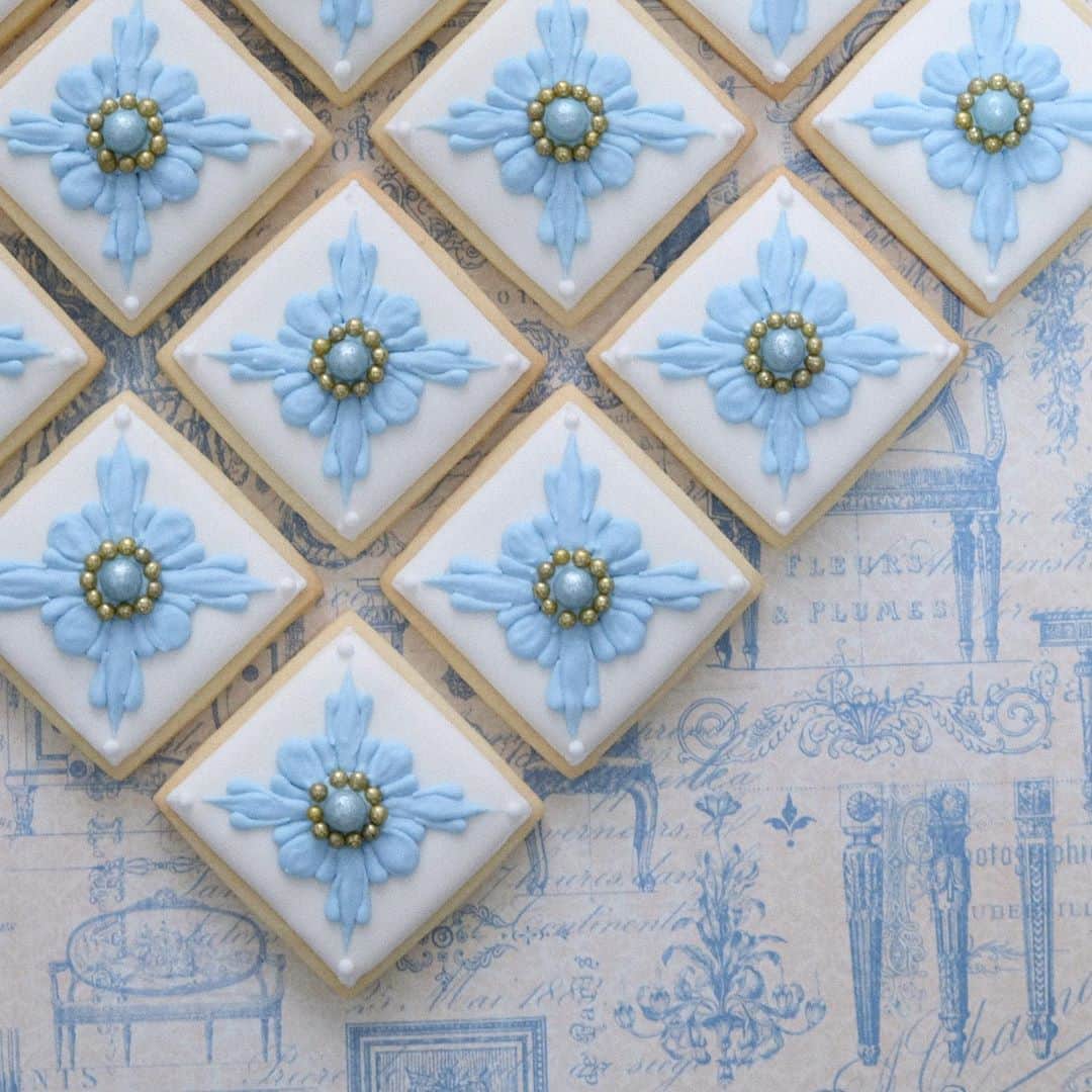 KUNIKAのインスタグラム：「Tiny tile cookies 🔹🔹🔹﻿ ﻿ ちっちゃい、かわいい💭 ﻿ ﻿ ﻿ ﻿ #artofkunika #sugarcookies #decoratedcookies #cookieart #decoratedsugarcookies #royalicing #royalicingcookies #cookiedecorating #customcookies #cookiesofinstagram #cookiedesign #cookieartist #instacookie #tile #tileart #azulejos #azulejoportugues #azulejo #アイシングクッキー」