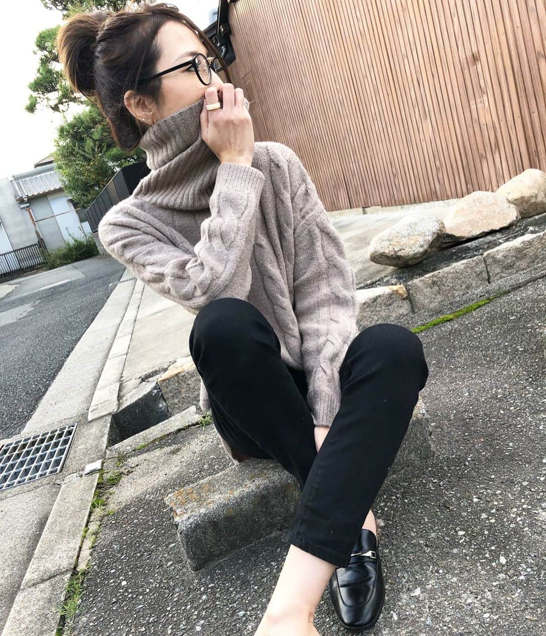 のインスタグラム：「2019.10.31, . 大好きな#ケーブルニット の季節♥️ @pierrot_shop  #タートルケーブルニット これはコスパ高い チクチクせずヌクヌク 着丈長いので、前はインして 後ろはお尻スッポリ隠れる優れもの(ت) storyから飛べます⤴︎ ⤴︎⤴︎ . pierrot_shop #pierrot #pierrot_shop #ピエロアンバサダー #ケーブルニット (s1903-013576) #プチプラコーデ ##プチプラ#アラフォー#アラフォーコーデ #高身長コーデ #ユニジョ#カジュアルコーデ #大人カジュアル #PR」