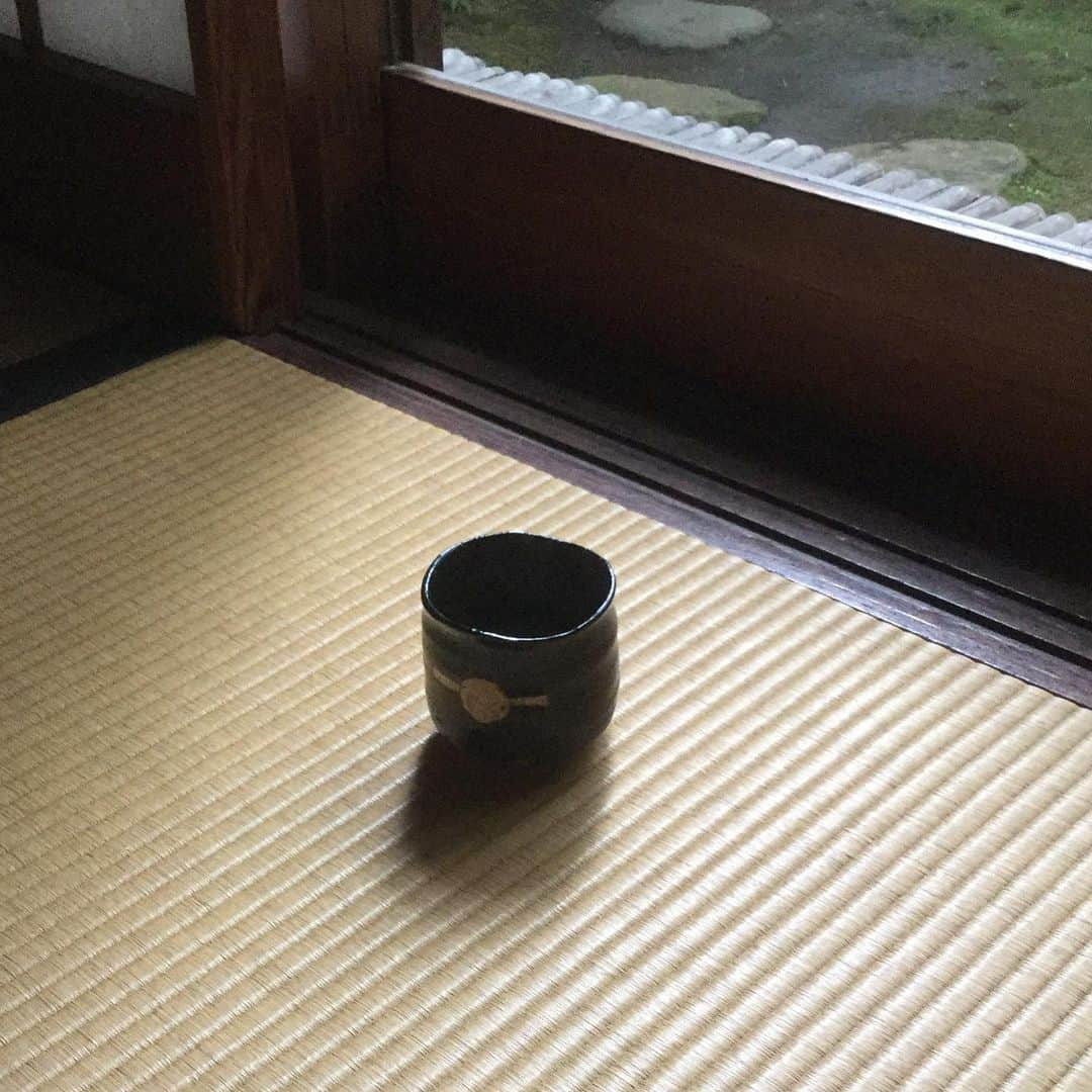 ヒロミチナカノさんのインスタグラム写真 - (ヒロミチナカノInstagram)「黒織部で薄茶を頂きました。この黒織部は丸い団子に串が刺してある様な模様、反対側には干してある稲穂の様な模様があり...ハッキリした時代は分かりませんが...前の所有者は大切にしていたらしく、大層立派な仕立てでした。月に二度の稽古日、本当に美味しい薄茶でした。 #池之端江戸千家  #稽古日」10月31日 18時32分 - hiromichinakano_official