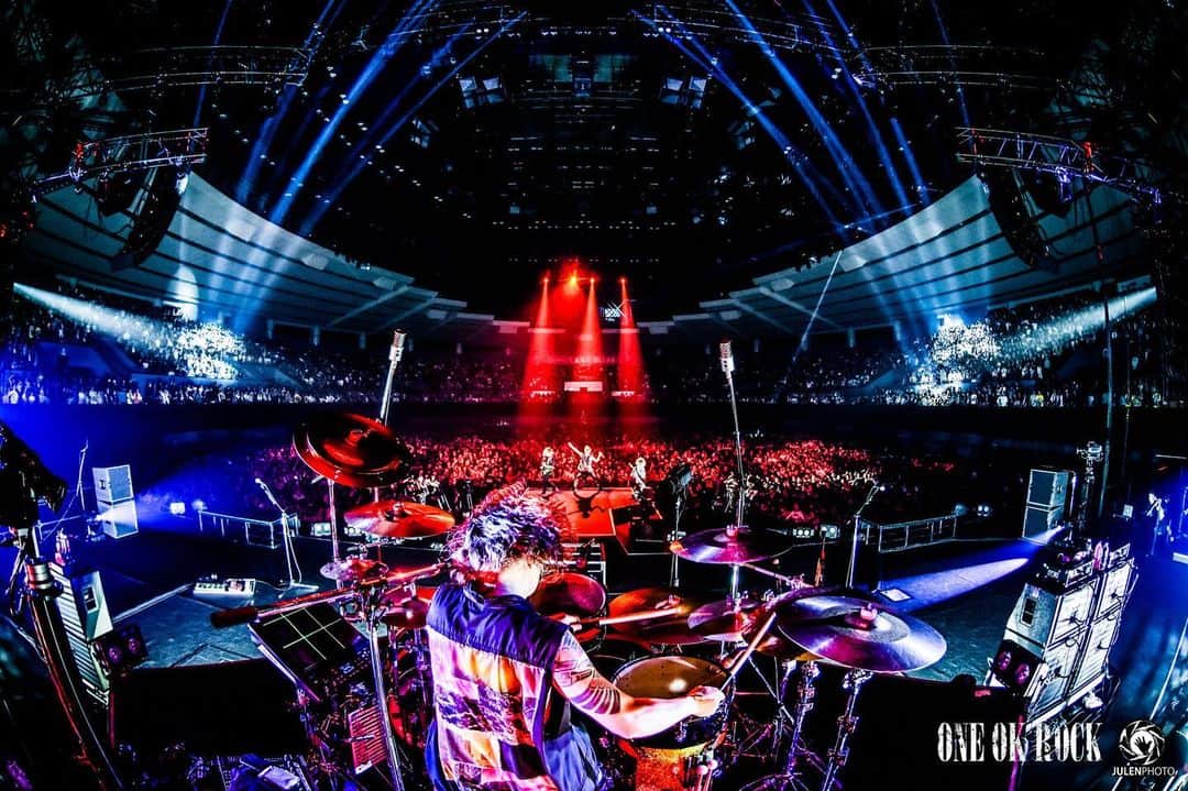Julen Esteban-Pretelのインスタグラム：「@tomo_10969 and his amazing view during @oneokrockofficial’s show at Hiroshima Arena - Day 1 #ONEOKROCK #EyeOfTheStorm #JapanTour #JulenPhoto #TOURDREAMS」