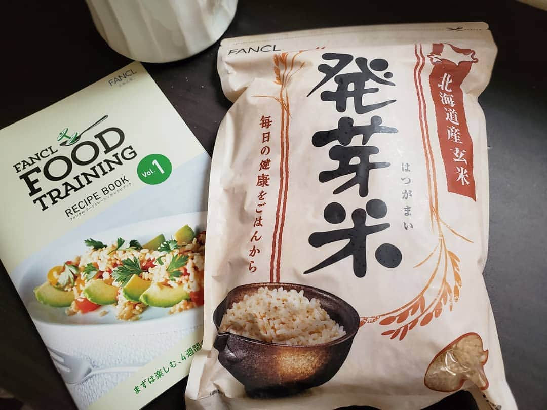 保坂玲奈さんのインスタグラム写真 - (保坂玲奈Instagram)「F O  O  D 🍚 . 10月31日から12月1日まで 六本木ヒルズ”エッグセレント”にて 行われている"FANCL FOOD TRAINING GYM" 先行試食会へファンケル様から招待いただき 行ってきました。 . "FANCL FOOD TRAINING"とは “食生活にもトレーニングを。”をコンセプトに、外見だけでなく健康なココロと カラダを手に入れるために “食生活を鍛える”という新しい考え方💡 . わたしも普段からジムで鍛えたりすると 同時に食べるものにも気を使ってるから 食生活のトレーニングは凄くいいと思う🥰 . この日試食したのは サーモンロールとカレー 松嶋啓介氏監修でとっても美味しい😇 . "FANCL FOOD TRAINING"の ポイントは"発芽米"！ . 発芽米ってみんな知ってる？ 玄米を発芽させたお米で 白米より栄養価が高く 玄米の癖がなく食べやすい完全食！ . 私も普段からお米は玄米派なんだけど 玄米って癖があって好き嫌いがあったり 炊飯器によっては対応がなくて お水に長時間漬けてからじゃないと 炊飯出来なかったりするんだけど、 発芽米はお米と同じ感じで炊けるし 食感も良くて万人が好きだと思う🥰 . 食物繊維も豊富で血糖値の上昇が 白米と比べたらすごい差があるから ダイエットにもめっちゃおすすめだし お通じも良くなるから美肌にもおすすめすぎる。。 . . イベント後自宅でわたしも 発芽米を使って秋鮭炊き込みご飯を作ったよ🍁 本当にくせがなくて美味しい💞 . 自宅でできる "ファンケルフードトレーニングプログラム（発芽米ネット)"はファンケル公式サイトを チェックしてみてください😌 . . . #ファンケルフードトレーニング #発芽米  #料理好きな人と繋がりたい #健康食 #完全食 #美容食 #自炊 #れなお亭」10月31日 18時45分 - __renao_0707