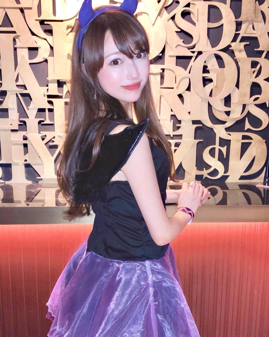 佐倉知里のインスタグラム：「. 😈Trick or treat 😈 . 先日のお友達の誕生日パーティ🍭 dress code は コスプレ😂♡ . . . . #happyhalloween ♡ #急遽購入 #なんだかんだやっちゃう #楽しんじゃう #悪魔ちゃん #悪魔コス #20191031 #当日はおうち🍽」