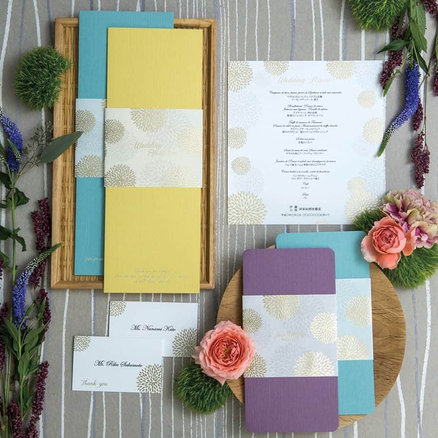 マイプリントさんのインスタグラム写真 - (マイプリントInstagram)「【Smile Wedding PAPER ITEMS】 (ジャポネフルール) . オリエンタルな花が咲き誇り 日本の粋を感じるジャポネフルール🎍✨ 和にも洋にもお使いいただける 和風モダンなスタイルです🍴🍷 . スマイルウエディングシリーズをご注文の方には2枚目に掲載のメッセージカードをプレゼント中🎁💕 . 【掲載アイテム:招待状、席次表、メニュー、席札、オリジナルメッセージカード】 ↪︎ ↪︎ ↪︎ ▼無料サンプル請求できます！▼ プロフィール @myprint_wedding 記載のURLよりサンプルサイトへ飛べます💌😘 . . #マイプリント #myprint #ペーパーコンシェルジュ #paperconcierge #ペーパーアイテム #招待状 #invitation #結婚式準備 #結婚式準備中  #日本中のプレ花嫁さんと繋がりたい #装飾 #テーブルコーディネート #プレ花嫁 #ホテル挙式  #2020春婚 #2020夏婚 #2020秋婚 #令和婚 #空間コーディネート #和婚　#和装 #オトナウェディング #和モダン」10月31日 18時38分 - myprint_wedding
