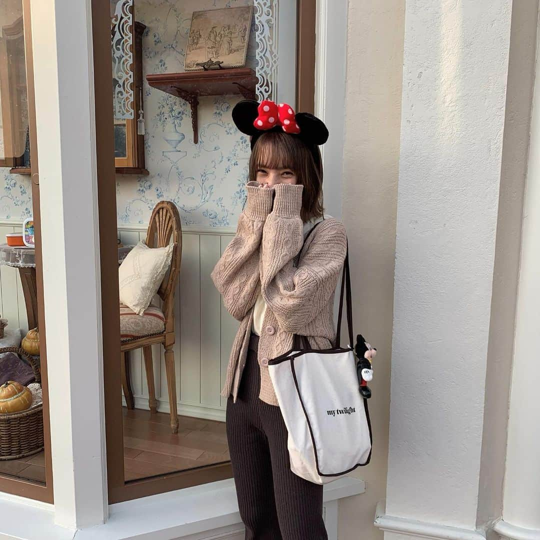 小田川エリカさんのインスタグラム写真 - (小田川エリカInstagram)「・ やっぱり夢の国は楽しいね🐭🏰💕 フィフス今日50%クーポンでてたから お買い物した👻 #fifth#fifthtl#フィフス#カジュアル#カーディガン #平均身長コーデ##秋アウター#ミディアム丈ニットカーディガン  @fifth_store」10月31日 18時41分 - 0904.erika