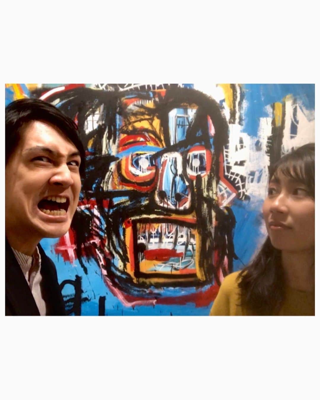 フジテレビアナウンサーのインスタグラム：「初めての投稿、大村です。 先日、FODアナマガの企画で、バスキア展に伺いました。  27歳という若さでこの世を去り、数多くのセンセーショナルな作品を残しました。 見る人によって、受ける印象が変わる作品も多く、 一緒にロケをした27歳の新美アナとあれこれ感想を言いながら楽しいひと時を過ごしました。 プライベートでも足を運ぼうかなと思います。  直接、作品を見ることで新たな発見があったバスキア展。  その模様は、FODアナマガで、 10/31(木)17時から11/17(日)18時までの限定で、無料配信致します。  どなたでも、無料でご視聴頂けますので、ぜひご覧下さい。 「バスキア展メイドインジャパン」は、 六本木ヒルズ森タワー52階の森アーツセンターギャラリーで、11/17(日)まで開催しております。 ぜひ、この機会にご覧ください！  #フジテレビアナウンサー #新美アナ #新美有加 #大村晟 #バスキア展 #FOD #FODアナマガ #後日新美アナを誘ったらやんわり断られました」
