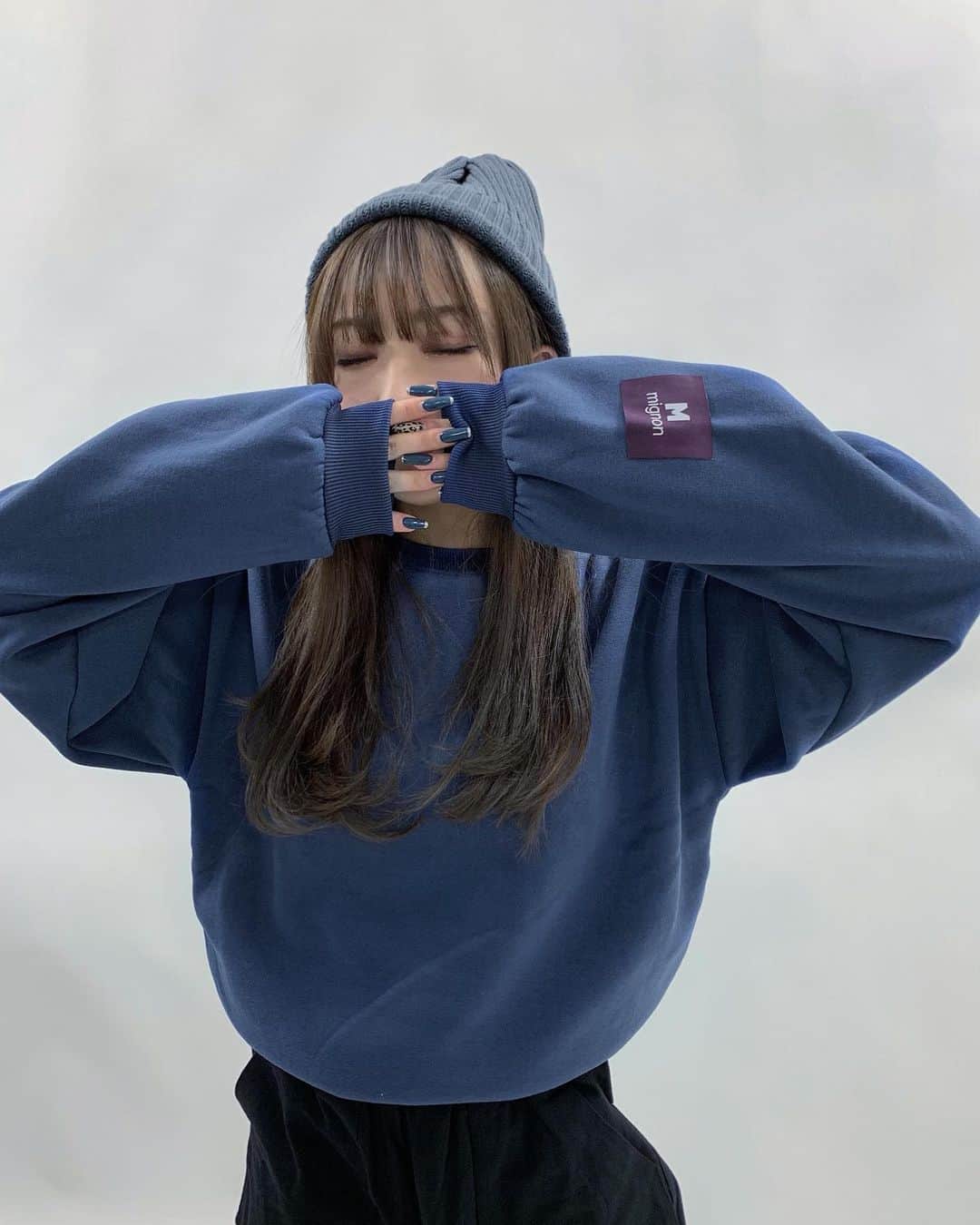 おもてちゃんのインスタグラム：「. メンズ新作のトレーナーとカーゴパンツ🤹‍♂️ トレーナーはくすみブルーとブラックの2色あります . ニット帽はユニセックス商品です🧤 . . . #m_mignon」