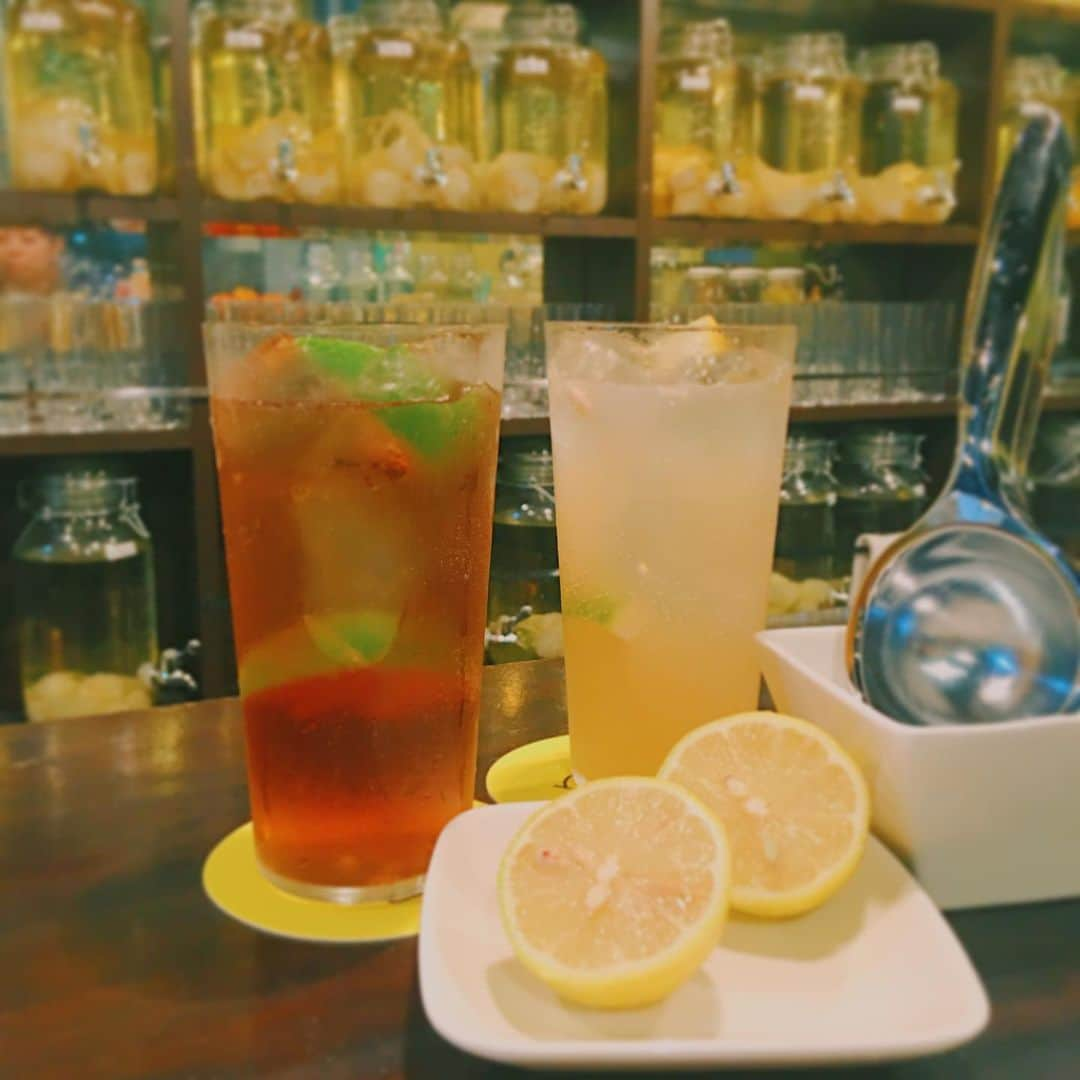 antenna* officialさんのインスタグラム写真 - (antenna* officialInstagram)「#瀬戸内 #レモンサワー #専門店 #gogoakasaka 🍋防腐剤・カビ防止剤・ワックスを使用していない瀬戸内産#レモン を、ベース酒に30日間漬け込み熟成✨しかもベース酒は、焼酎、ジン、ウォッカから選べます👍🏻﻿ ﻿ 左)辛口ジンジャーレモン﻿ 右)りんご×レモンサワー ※限定﻿ （青森県産のりんご100%果汁を使用🍎）﻿ ﻿ お好みで「追いレモン」も🍋﻿ 自家製の燻製料理や特製唐揚げと一緒にどうぞ🥰﻿ ﻿ -------------------﻿ antenna* は、グルメ・イベント・旅行・ファッション・ライフスタイルなど、トレンド情報が満載のキュレーションアプリ！﻿ 「おでかけ」チャンネルのマガジン「大人のグルメ」では、美味しいお酒が楽しめるお店を始め、いま、行きたいお店や食べたいグルメをご紹介しています🍺﻿ --------------------」10月31日 18時49分 - antenna_jp