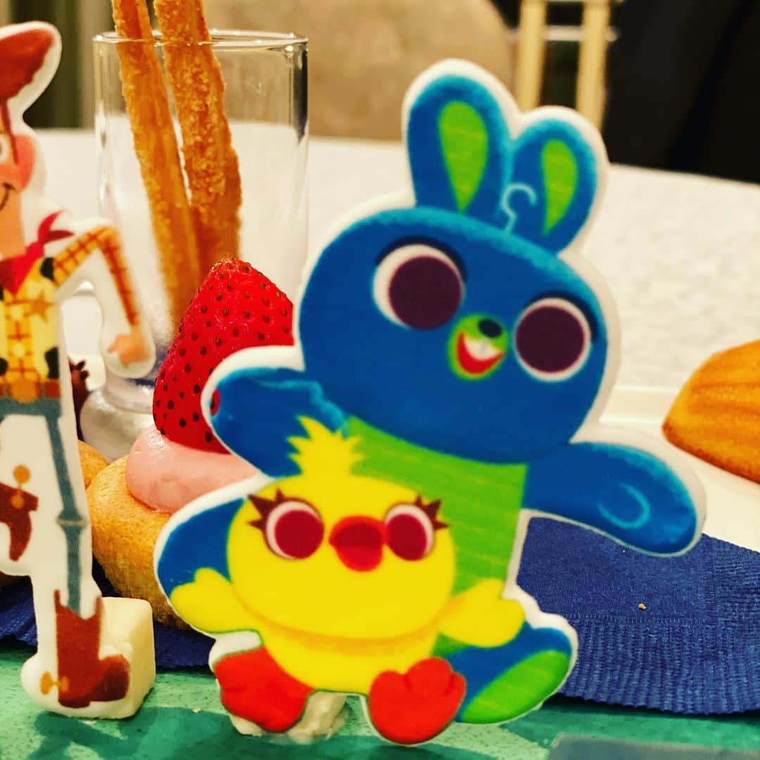 長田庄平のインスタグラム：「トイストーリー4レンタル配信イベントでしたー！ 11／2配信！ #トイストーリー #トイストーリー4 #ディズニー #pixar #ダッキーアンドバニー #限定メニュー #可愛過ぎて食えん」