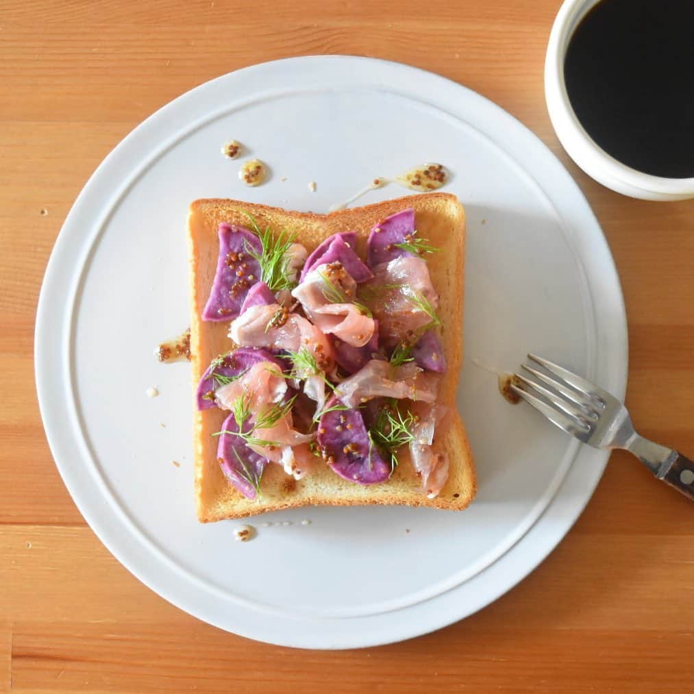 山崎佳のインスタグラム：「Today’s breakfast. ハロウィンだったので、一応紫色。」
