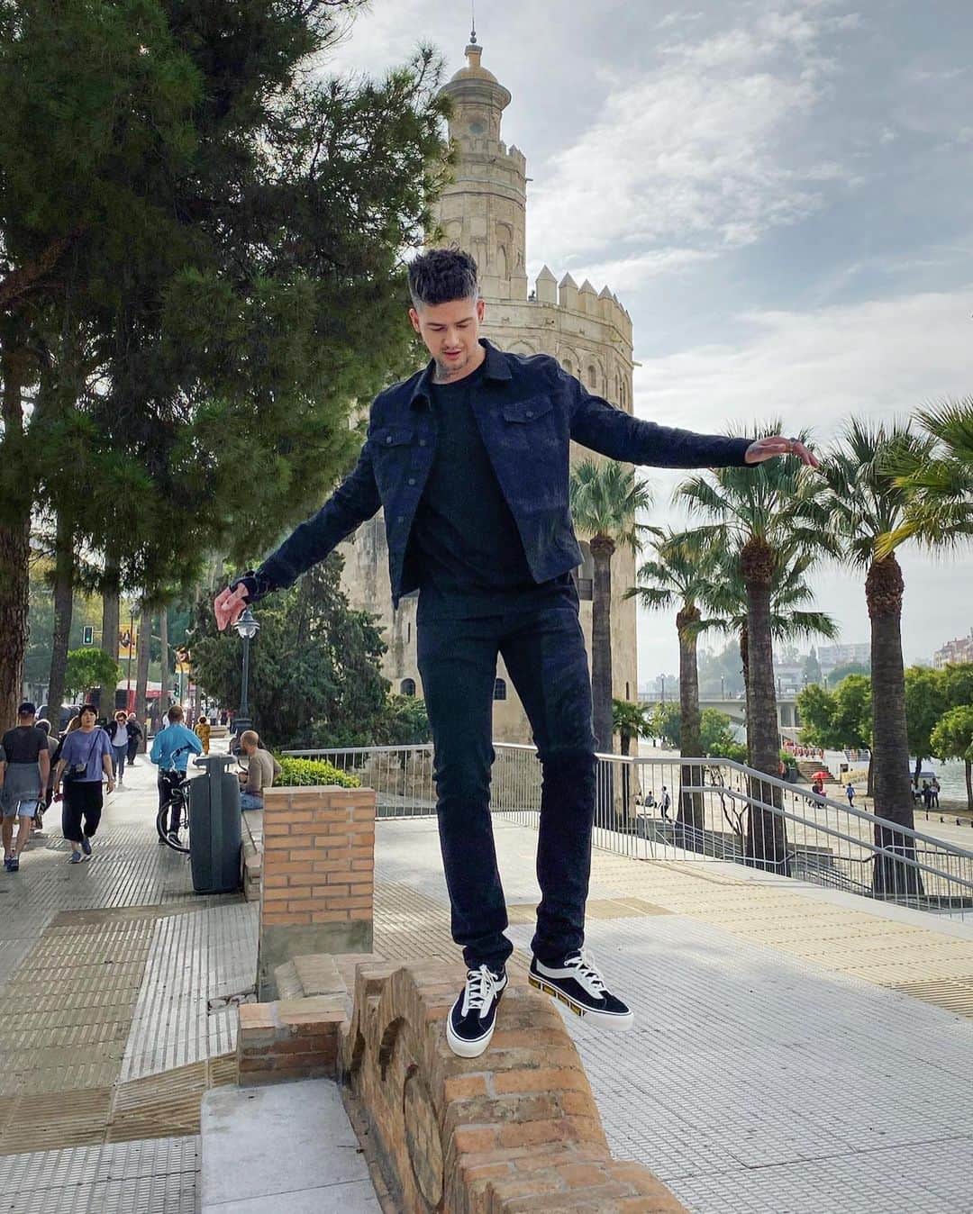 T・ミルズのインスタグラム：「balancing between being jet lagged and high on life 🙃 what’s there to do in Spain?」