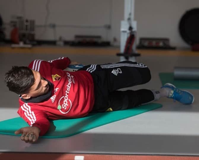 ヨゼ・ホレバスのインスタグラム：「Working to be back soon! #practice #training #premierleague #watford」