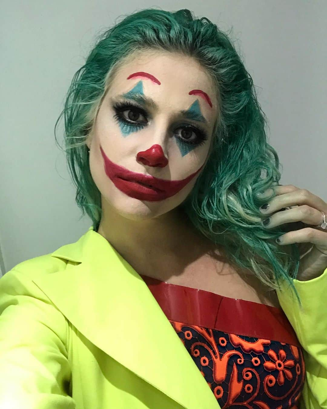 ピクシー・ロットさんのインスタグラム写真 - (ピクシー・ロットInstagram)「Happy Halloweeeeeeen! 🃏😈 The good thing about being the joker for a very last minute costume when you can only use what’s in your house, is that his make up is meant to be a bit messy 🤪 • @pixielottpaint ‘Sea Mist’ spray in the hair (out in 1 wash) • @dolcegabbana ‘Perfect Mono’ eye colour • @smashboxcosmetics ‘Light warm golden’ 24 hour concealer all over my face • @vichy all over setting powder • @narsissist ‘Don’t Stop’ lip pigment for anything red • @kissproducts lashes  So quick and easy 😱」11月1日 5時05分 - pixielott