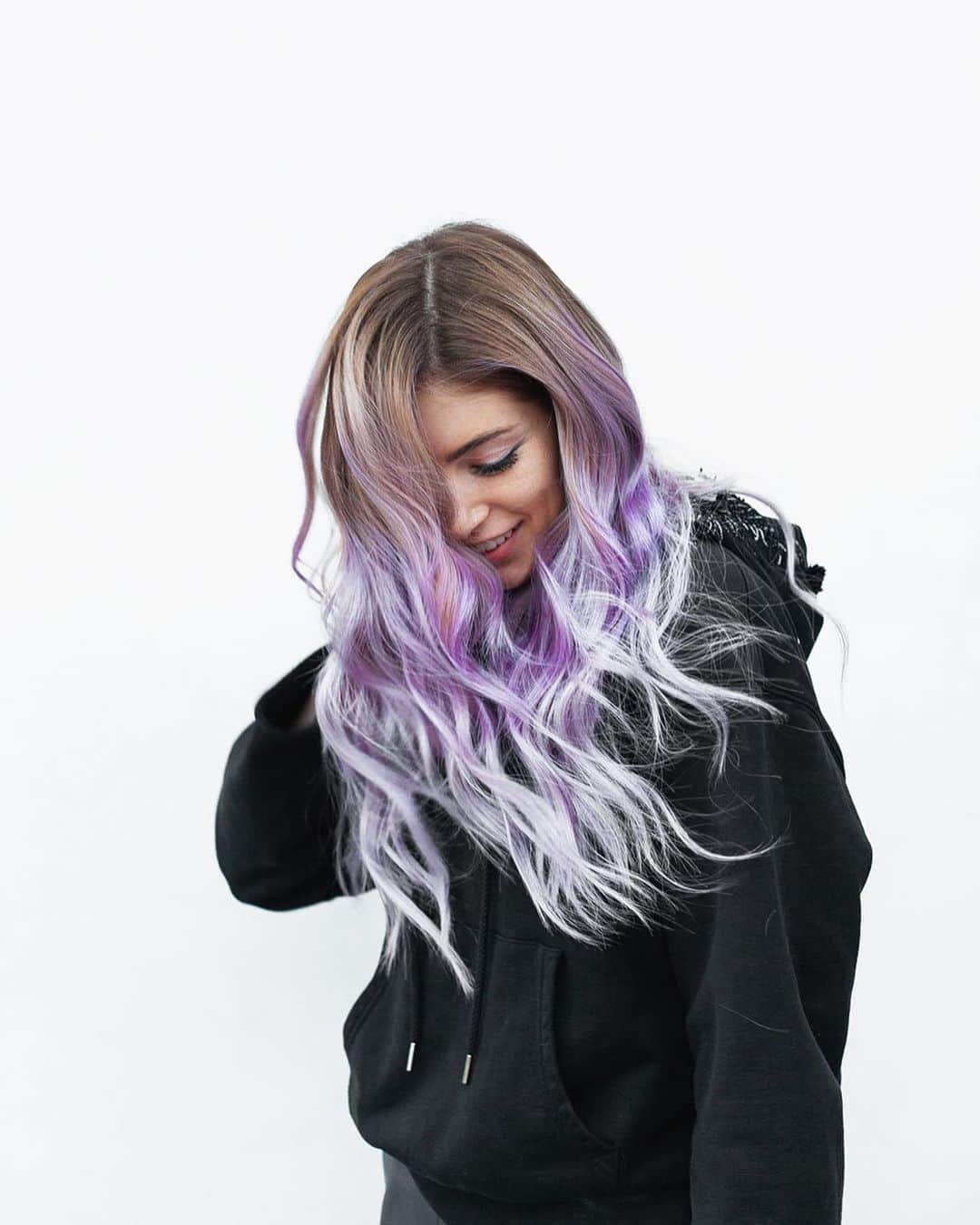クリスシー・コスタンザさんのインスタグラム写真 - (クリスシー・コスタンザInstagram)「purple haze duuudeeee 🤘🏼 I was soooooo happy to be back at the @dphue house yesterday with the loml @aleksey_hair who gave me this dusty lavender DREAM 🖤  Photos by the unbelievable @jackjunk  #dphuehouse」11月1日 5時21分 - chrissycostanza