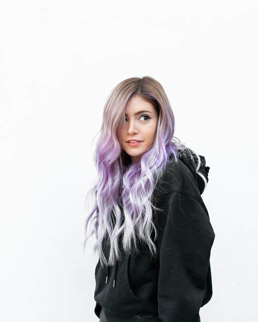 クリスシー・コスタンザさんのインスタグラム写真 - (クリスシー・コスタンザInstagram)「purple haze duuudeeee 🤘🏼 I was soooooo happy to be back at the @dphue house yesterday with the loml @aleksey_hair who gave me this dusty lavender DREAM 🖤  Photos by the unbelievable @jackjunk  #dphuehouse」11月1日 5時21分 - chrissycostanza