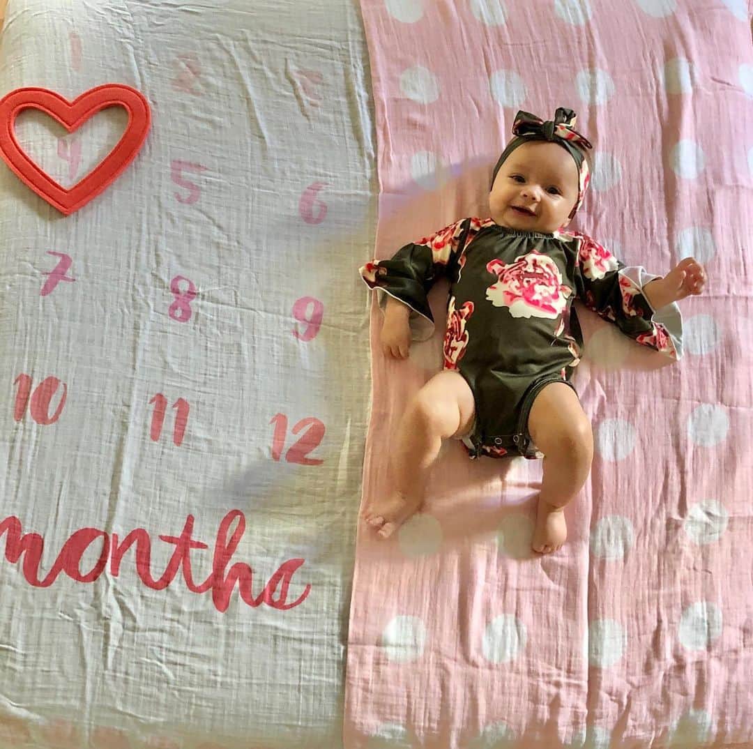 マッケンジー・ダーンのインスタグラム：「Very late but this month was @moadernsantos 4th month!! Every moment with you is the best pretty girl! Mamae e papai @santoswesley ama vc demais!!! 💕🙏🏼 || estou super atrasada mas a nossa pequena completou 4 meses de vida!! Vc é a coisa mais especial das nossas vidas linda!! Amamos vc!! 💕🙏🏼」