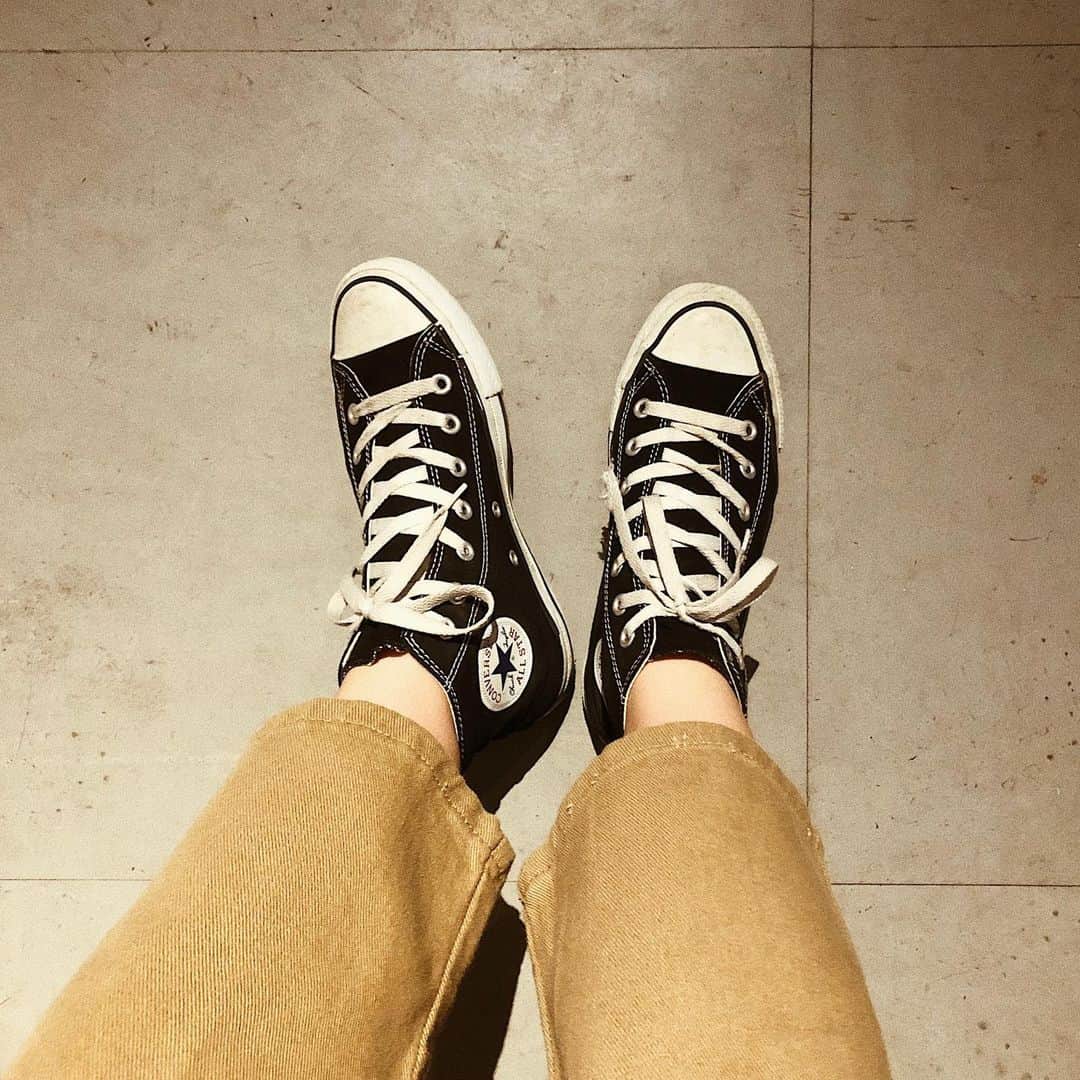 のインスタグラム：「・ 最近私の中で #converse ブームがまたきた 4年近く前に買ったもの、♡」