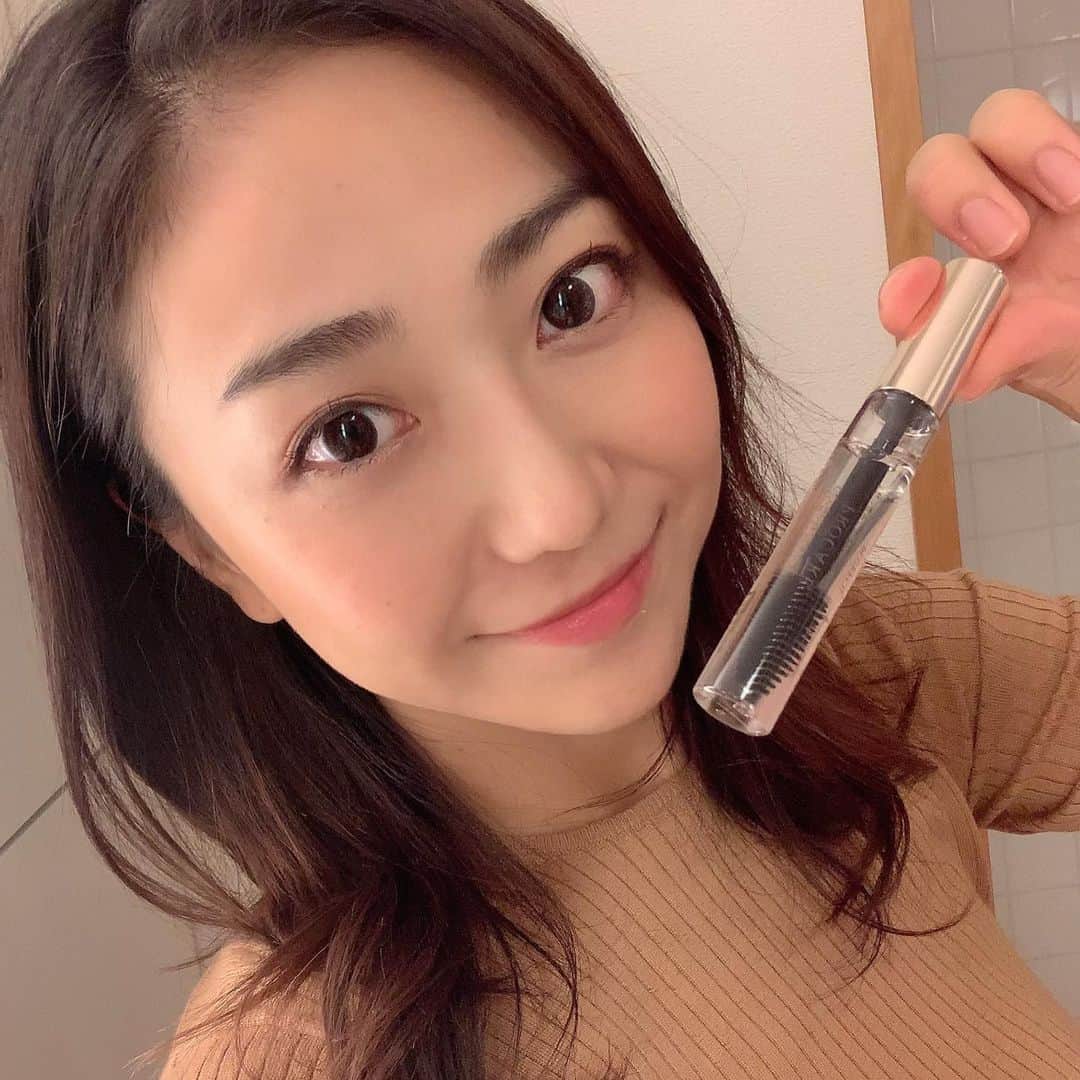 透水さらさのインスタグラム：「毎日のスキンケアに、必ずまつ毛ケアもしています！！👀﻿ ﻿ ﻿ まつげエクステは苦手なのでまつ毛パーマをしてるんですが、こちらの美容液を最近はつけてます☺️﻿ ﻿ ﻿ ﻿ PLURECILトランスパレンマスカラトリートメント﻿ ﻿ クリアマスカラなので、薄いメイクの時にはこれだけの時もあります🎶﻿ これからはどんどん乾燥する季節なので、まつげも保湿大切ですっ！﻿ ﻿ #PROCAREEyelash﻿ #プロケアアイラッシュ﻿ #PLURECIL﻿ #プルレシル﻿ #トランスパレンマスカラトリートメント﻿ #プロテオグリカン﻿ #クリアマスカラ﻿ #まつ毛美容液﻿ #まつ毛トリートメント﻿ ﻿ ﻿ @procare_eyelash﻿ @procare_eyelash_product﻿ ﻿ ついでに我が家の玄関も撮影💐 秋の花も素敵」