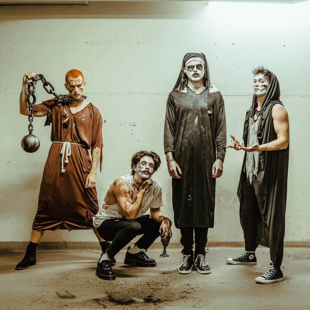 The Vampsさんのインスタグラム写真 - (The VampsInstagram)「Trick or Treat? 🖤」10月31日 20時57分 - thevamps