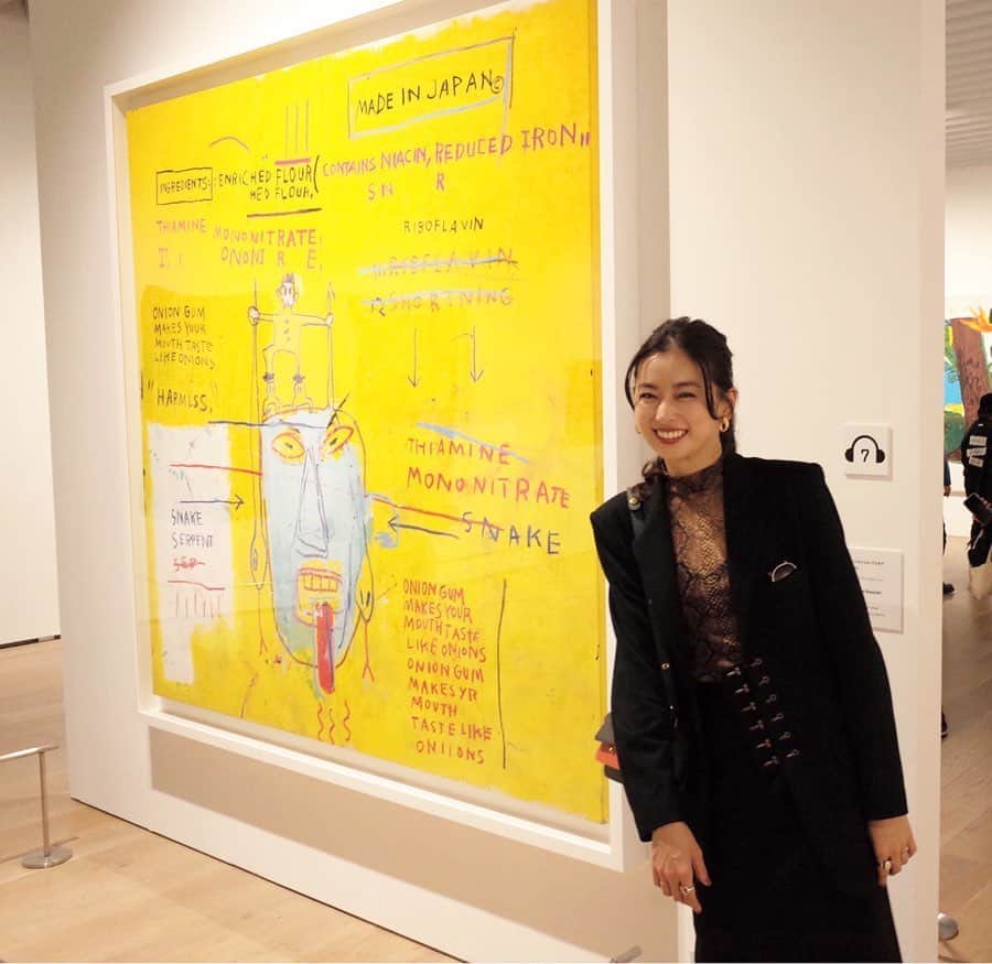 のインスタグラム：「お気にset upおめかしデート やっとこさバスキア展へ🎨✴︎✴︎ すきな絵の前で写真撮れたよ 15年位前に買った本よりギャラリーで音声案内で見れた🦢△は嬉しかったし日本に来日した時のバスキアが写ってたportraitがとてもかっこよかった！！かわいい缶バッチと傘のお土産😜 雨の日たのしみ〜☔️♫♫ #JeanMichelBasquiat #fashion#ootd#autumn #setup…#jeanpaulgaultier  #boots…#johnlawrencesullivan  #chisacoordinate#松永ちさと」